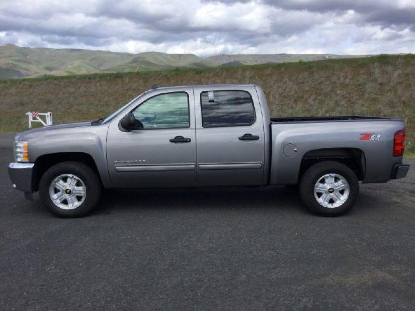 2013 Graystone Metallic /Light Titanium/Dark Titanium Cloth Interior Chevrolet Silverado 1500 LT Crew Cab 4WD (3GCPKSE79DG) with an 5.3L V8 OHV 16V FFV engine, 6-Speed Automatic transmission, located at 1801 Main Street, Lewiston, 83501, (208) 743-9371, 46.417065, -117.004799 - Photo#1