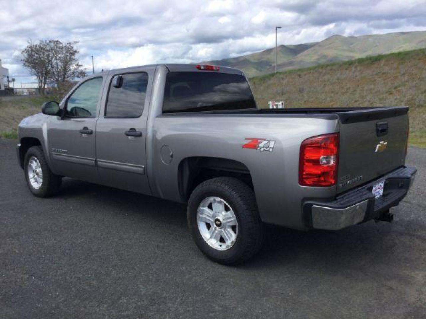 2013 Graystone Metallic /Light Titanium/Dark Titanium Cloth Interior Chevrolet Silverado 1500 LT Crew Cab 4WD (3GCPKSE79DG) with an 5.3L V8 OHV 16V FFV engine, 6-Speed Automatic transmission, located at 1801 Main Street, Lewiston, 83501, (208) 743-9371, 46.417065, -117.004799 - Photo#2