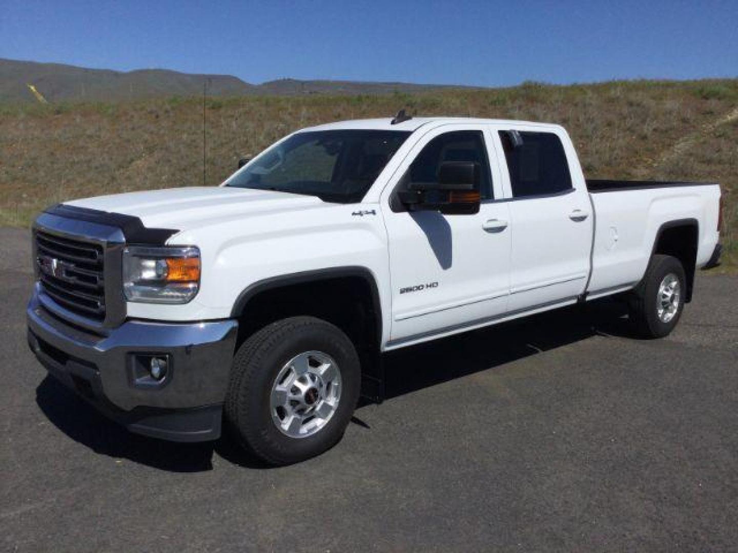 2016 Summit White /Jet Black, cloth GMC Sierra 2500HD SLE Crew Cab 4WD (1GT12SEG1GF) with an 6.0L V8 OHV 16V FFV engine, 6-Speed Automatic transmission, located at 1801 Main Street, Lewiston, 83501, (208) 743-9371, 46.417065, -117.004799 - Photo#0