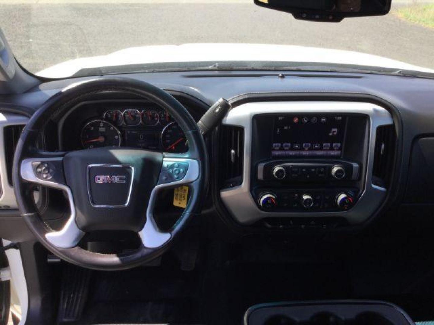 2016 Summit White /Jet Black, cloth GMC Sierra 2500HD SLE Crew Cab 4WD (1GT12SEG1GF) with an 6.0L V8 OHV 16V FFV engine, 6-Speed Automatic transmission, located at 1801 Main Street, Lewiston, 83501, (208) 743-9371, 46.417065, -117.004799 - Photo#10