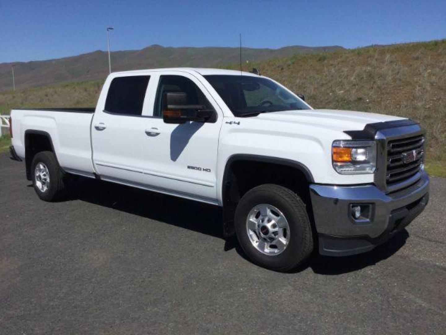 2016 Summit White /Jet Black, cloth GMC Sierra 2500HD SLE Crew Cab 4WD (1GT12SEG1GF) with an 6.0L V8 OHV 16V FFV engine, 6-Speed Automatic transmission, located at 1801 Main Street, Lewiston, 83501, (208) 743-9371, 46.417065, -117.004799 - Photo#12