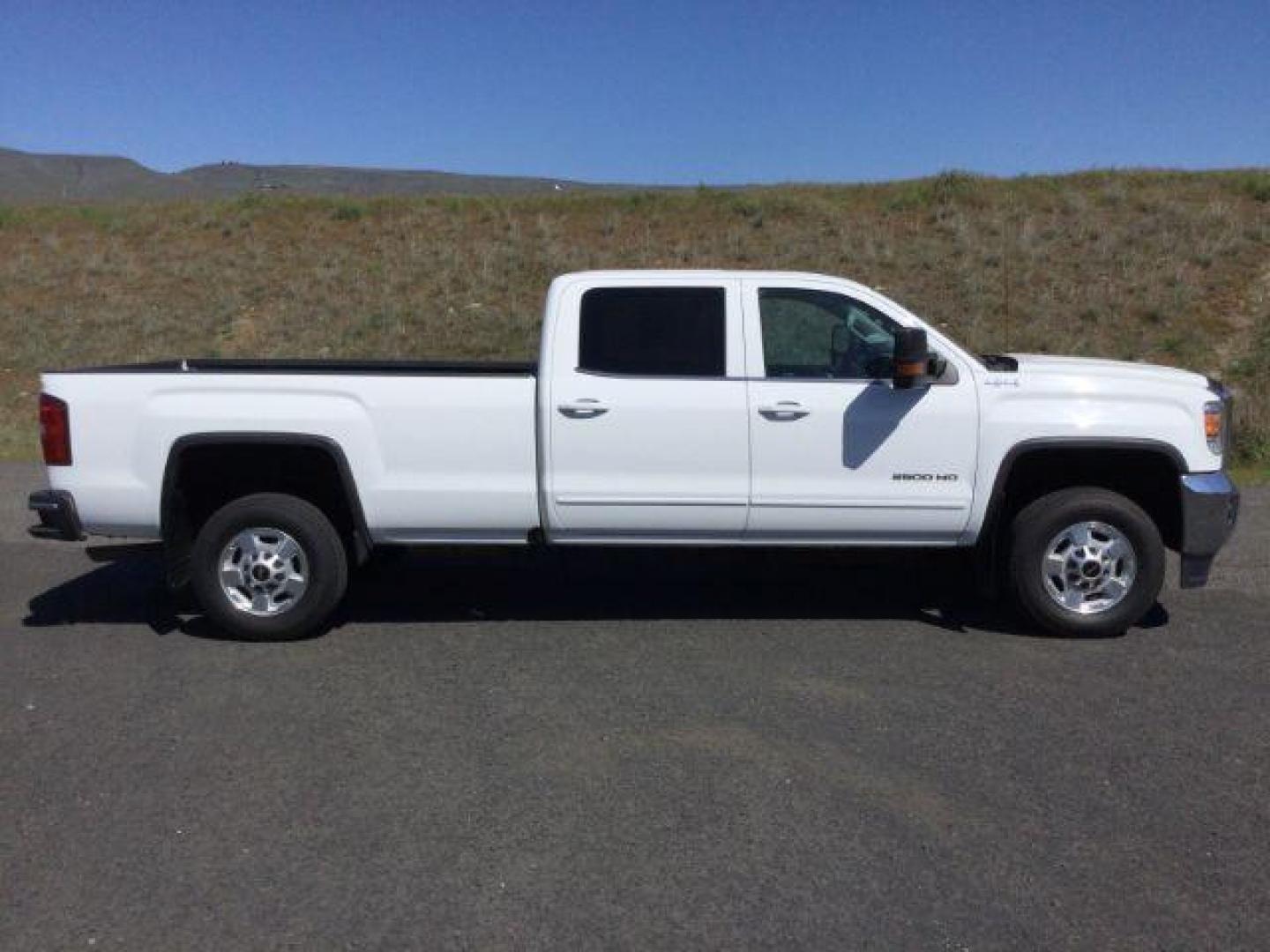 2016 Summit White /Jet Black, cloth GMC Sierra 2500HD SLE Crew Cab 4WD (1GT12SEG1GF) with an 6.0L V8 OHV 16V FFV engine, 6-Speed Automatic transmission, located at 1801 Main Street, Lewiston, 83501, (208) 743-9371, 46.417065, -117.004799 - Photo#13