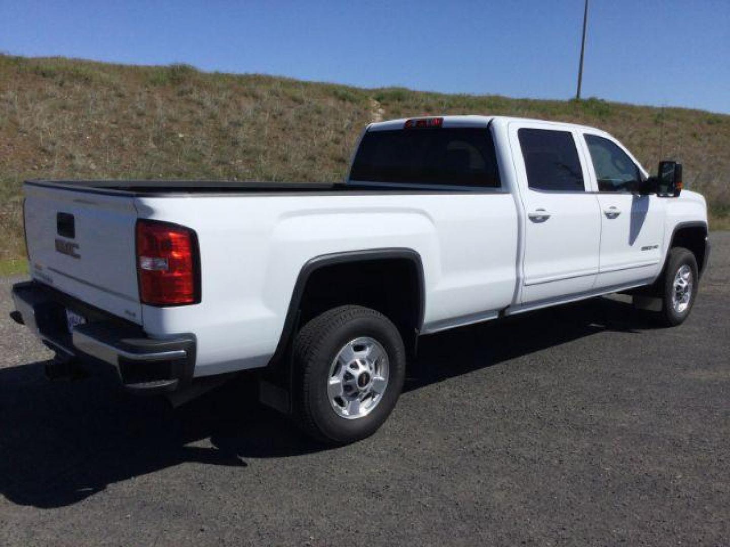 2016 Summit White /Jet Black, cloth GMC Sierra 2500HD SLE Crew Cab 4WD (1GT12SEG1GF) with an 6.0L V8 OHV 16V FFV engine, 6-Speed Automatic transmission, located at 1801 Main Street, Lewiston, 83501, (208) 743-9371, 46.417065, -117.004799 - Photo#14