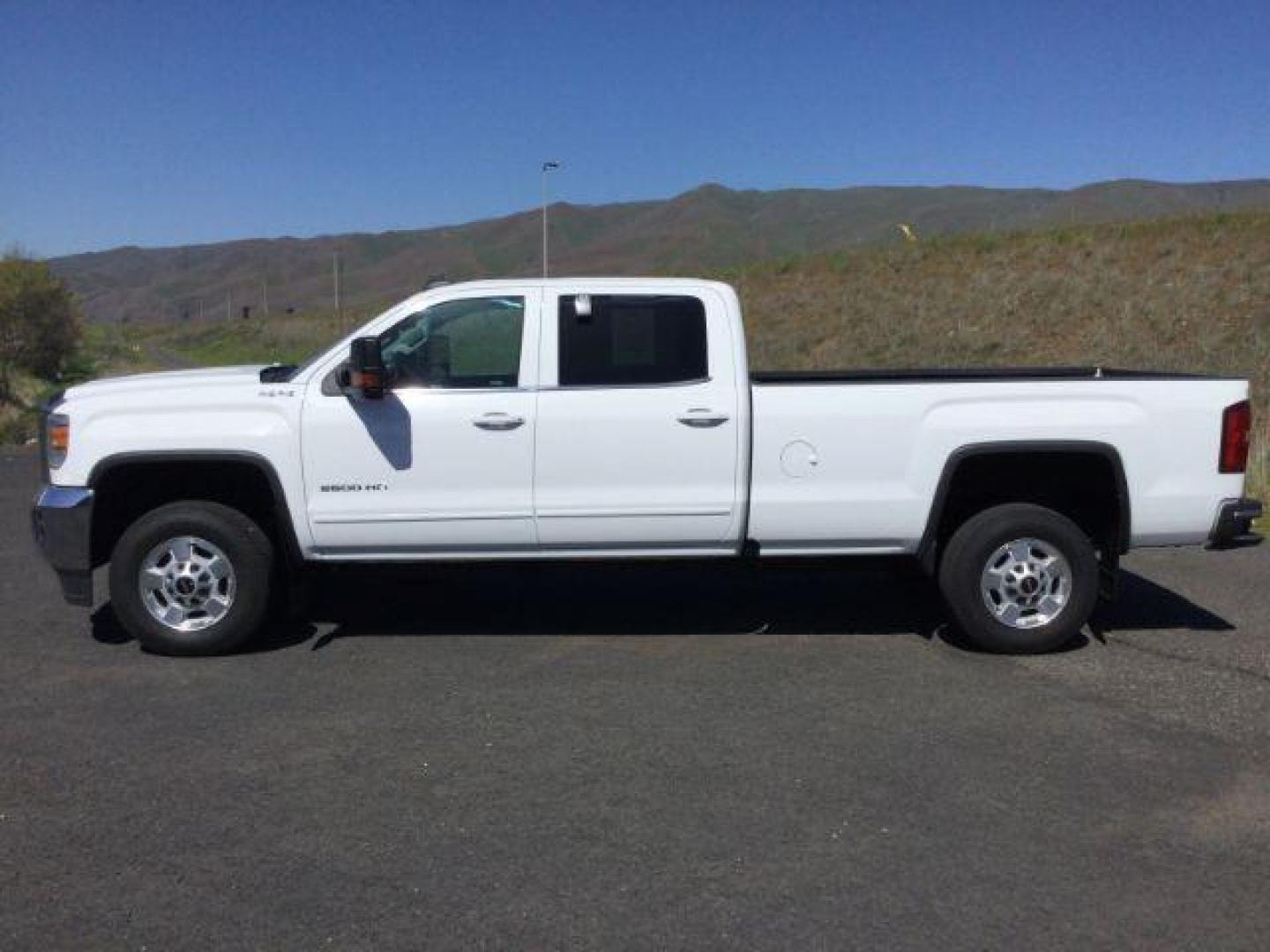 2016 Summit White /Jet Black, cloth GMC Sierra 2500HD SLE Crew Cab 4WD (1GT12SEG1GF) with an 6.0L V8 OHV 16V FFV engine, 6-Speed Automatic transmission, located at 1801 Main Street, Lewiston, 83501, (208) 743-9371, 46.417065, -117.004799 - Photo#1