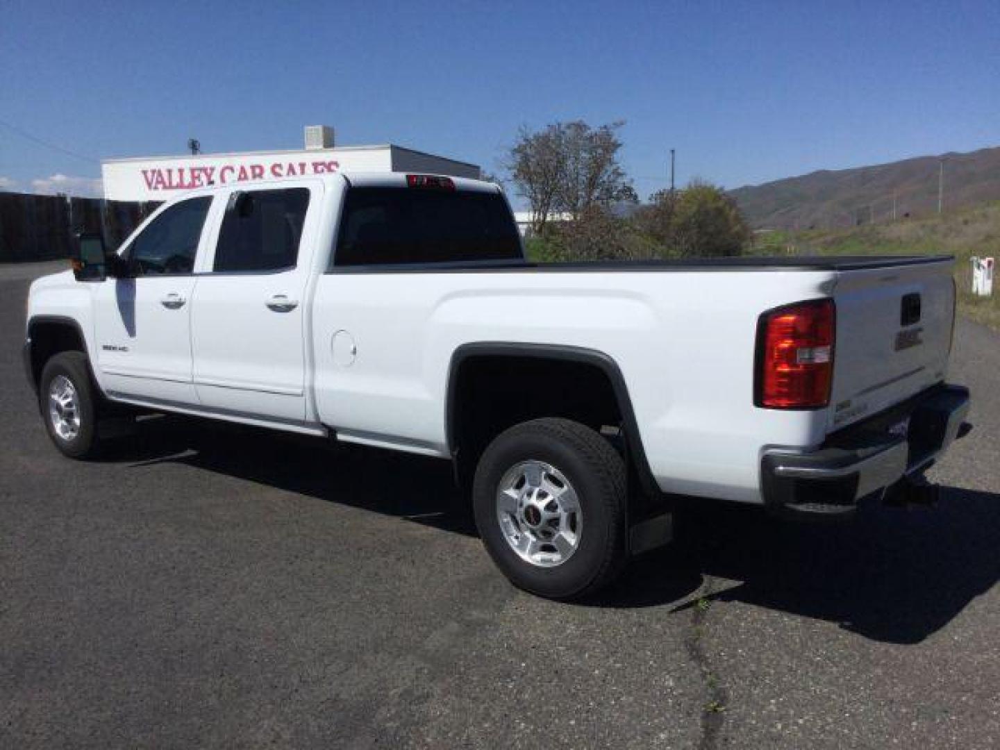 2016 Summit White /Jet Black, cloth GMC Sierra 2500HD SLE Crew Cab 4WD (1GT12SEG1GF) with an 6.0L V8 OHV 16V FFV engine, 6-Speed Automatic transmission, located at 1801 Main Street, Lewiston, 83501, (208) 743-9371, 46.417065, -117.004799 - Photo#2