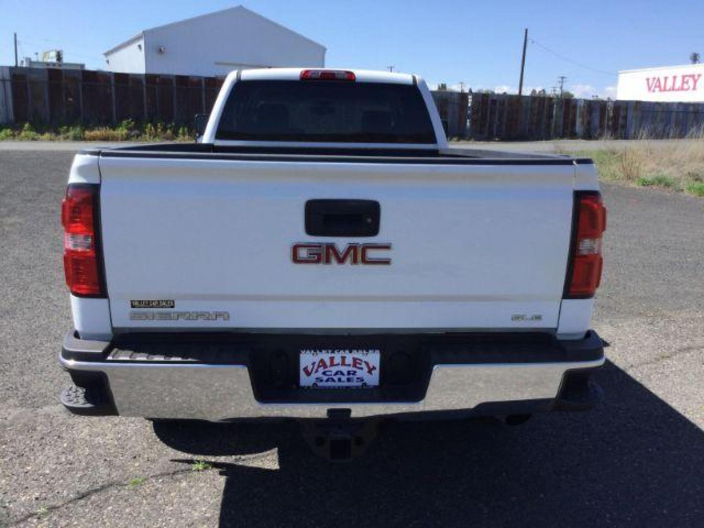 2016 Summit White /Jet Black, cloth GMC Sierra 2500HD SLE Crew Cab 4WD (1GT12SEG1GF) with an 6.0L V8 OHV 16V FFV engine, 6-Speed Automatic transmission, located at 1801 Main Street, Lewiston, 83501, (208) 743-9371, 46.417065, -117.004799 - Photo#8