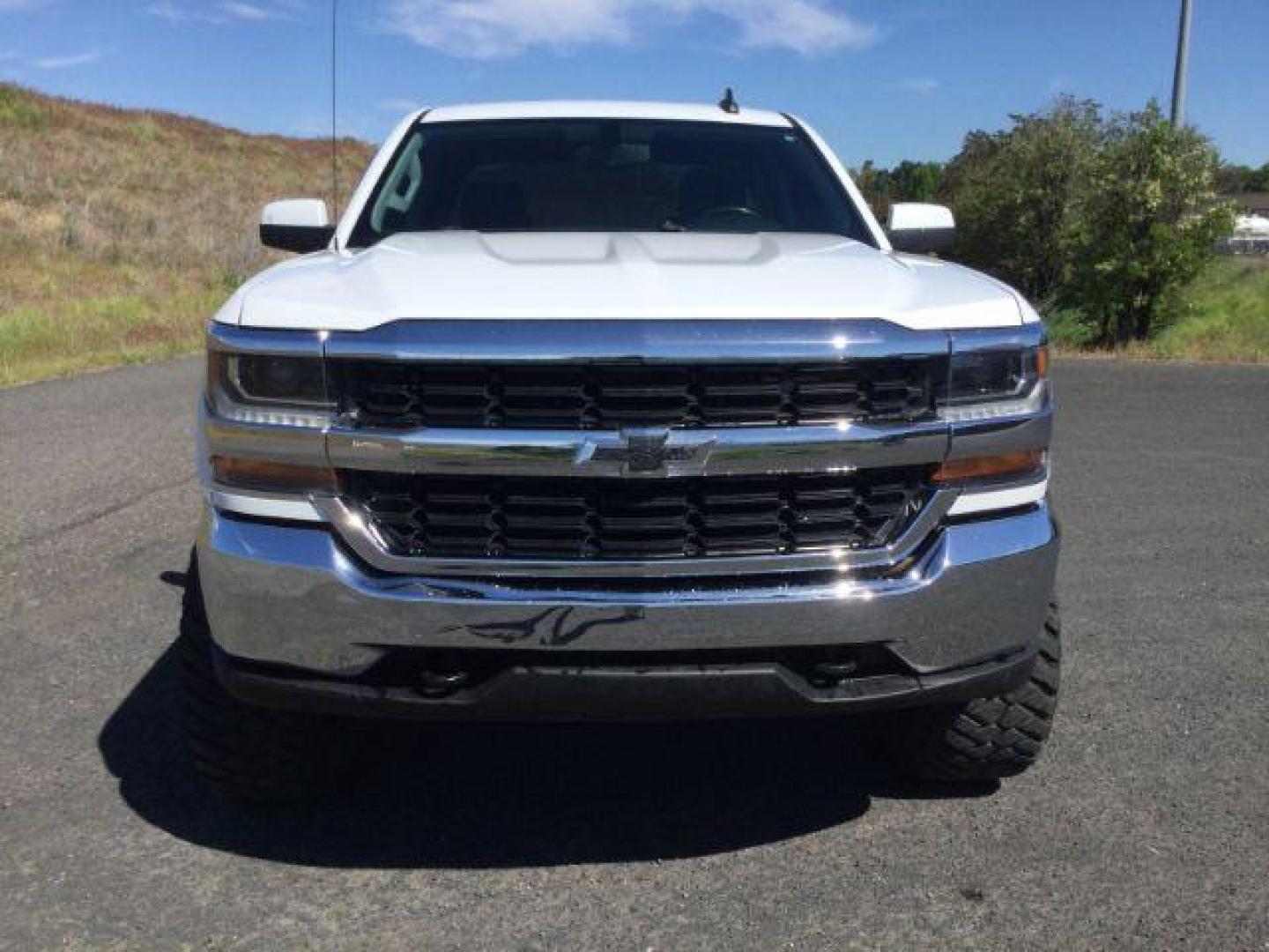 2018 Summit White /Jet Black, cloth Chevrolet Silverado 1500 LT Crew Cab Long Box 4WD (1GCUKREC1JF) with an 5.3L V8 OHV 16V engine, 6-Speed Automatic transmission, located at 1801 Main Street, Lewiston, 83501, (208) 743-9371, 46.417065, -117.004799 - Photo#10