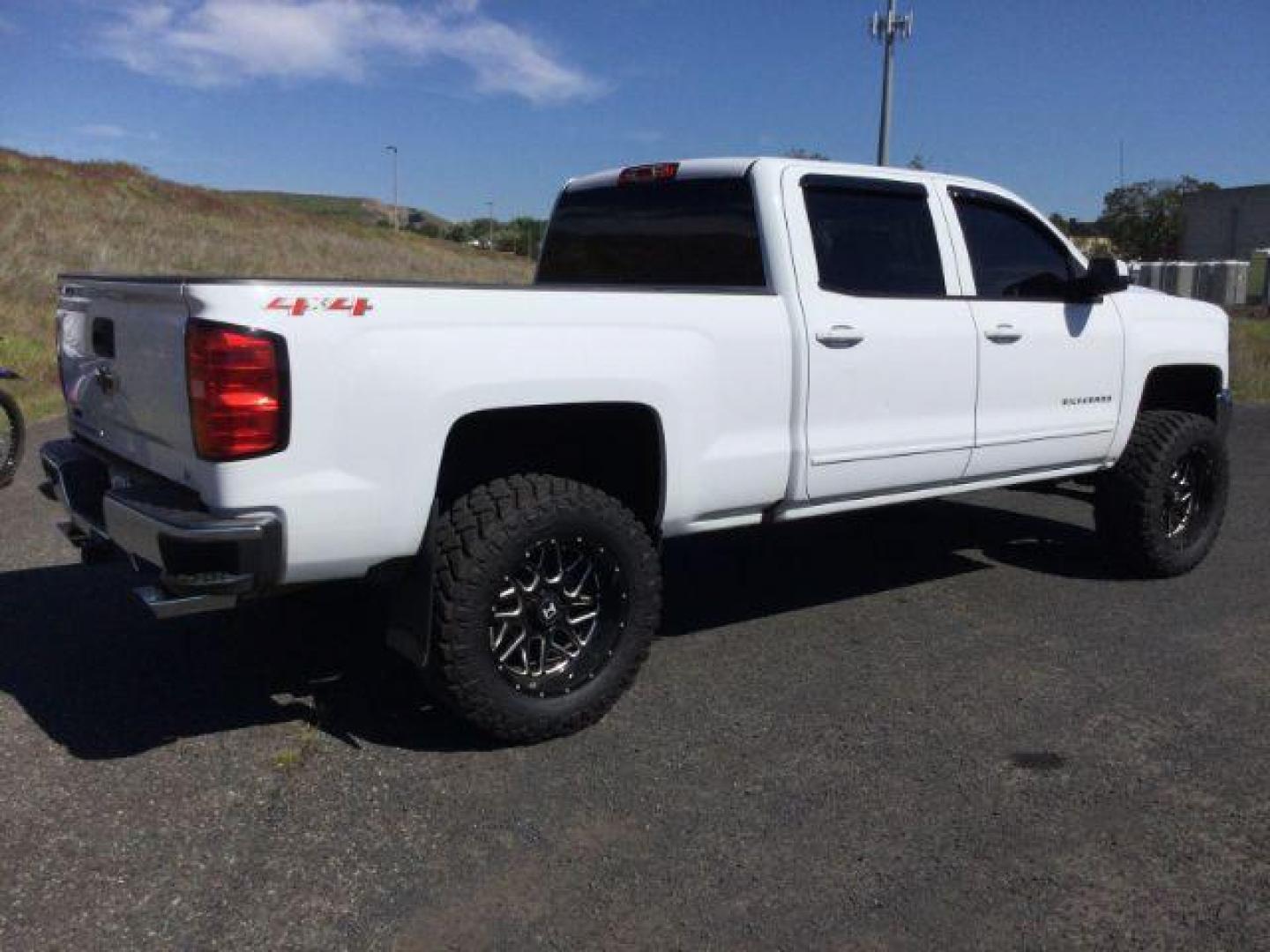 2018 Summit White /Jet Black, cloth Chevrolet Silverado 1500 LT Crew Cab Long Box 4WD (1GCUKREC1JF) with an 5.3L V8 OHV 16V engine, 6-Speed Automatic transmission, located at 1801 Main Street, Lewiston, 83501, (208) 743-9371, 46.417065, -117.004799 - Photo#15