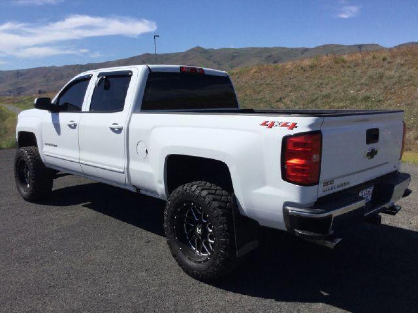 2018 Summit White /Jet Black, cloth Chevrolet Silverado 1500 LT Crew Cab Long Box 4WD (1GCUKREC1JF) with an 5.3L V8 OHV 16V engine, 6-Speed Automatic transmission, located at 1801 Main Street, Lewiston, 83501, (208) 743-9371, 46.417065, -117.004799 - Photo#2