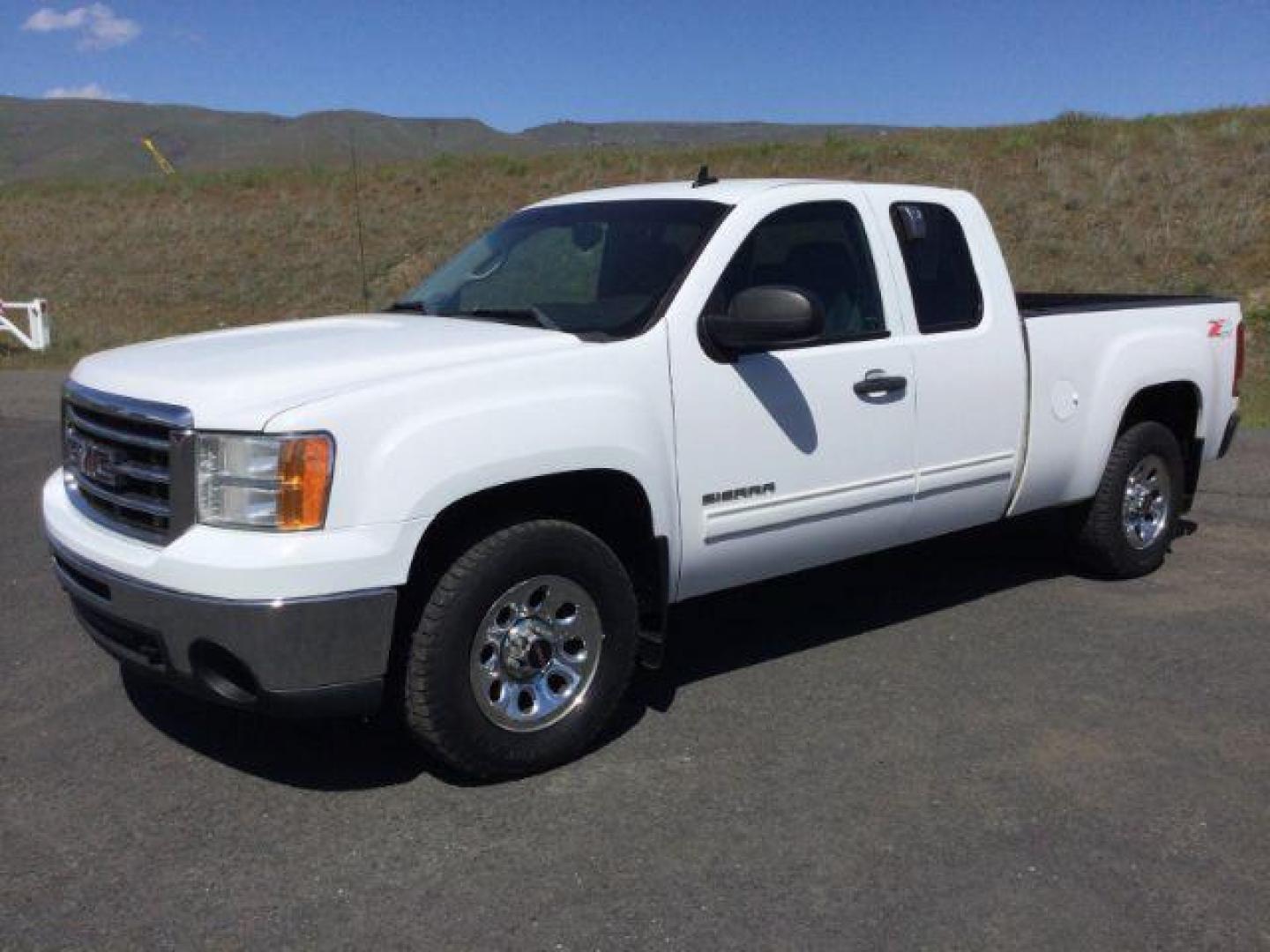 2013 Summit White /Ebony Cloth Interior GMC Sierra 1500 SLE Ext. Cab 4WD (1GTR2VE79DZ) with an 5.3L V8 OHV 16V FFV engine, 6-Speed Automatic transmission, located at 1801 Main Street, Lewiston, 83501, (208) 743-9371, 46.417065, -117.004799 - Photo#0