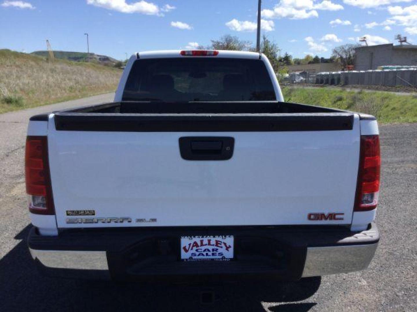 2013 Summit White /Ebony Cloth Interior GMC Sierra 1500 SLE Ext. Cab 4WD (1GTR2VE79DZ) with an 5.3L V8 OHV 16V FFV engine, 6-Speed Automatic transmission, located at 1801 Main Street, Lewiston, 83501, (208) 743-9371, 46.417065, -117.004799 - Photo#9