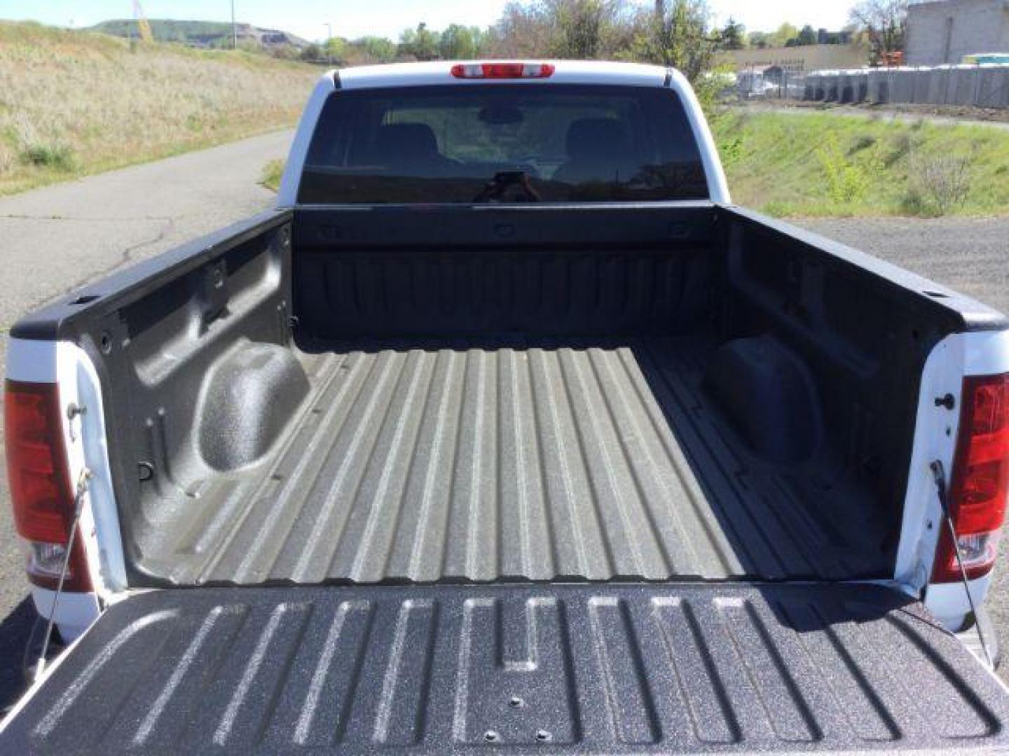 2013 Summit White /Ebony Cloth Interior GMC Sierra 1500 SLE Ext. Cab 4WD (1GTR2VE79DZ) with an 5.3L V8 OHV 16V FFV engine, 6-Speed Automatic transmission, located at 1801 Main Street, Lewiston, 83501, (208) 743-9371, 46.417065, -117.004799 - Photo#10