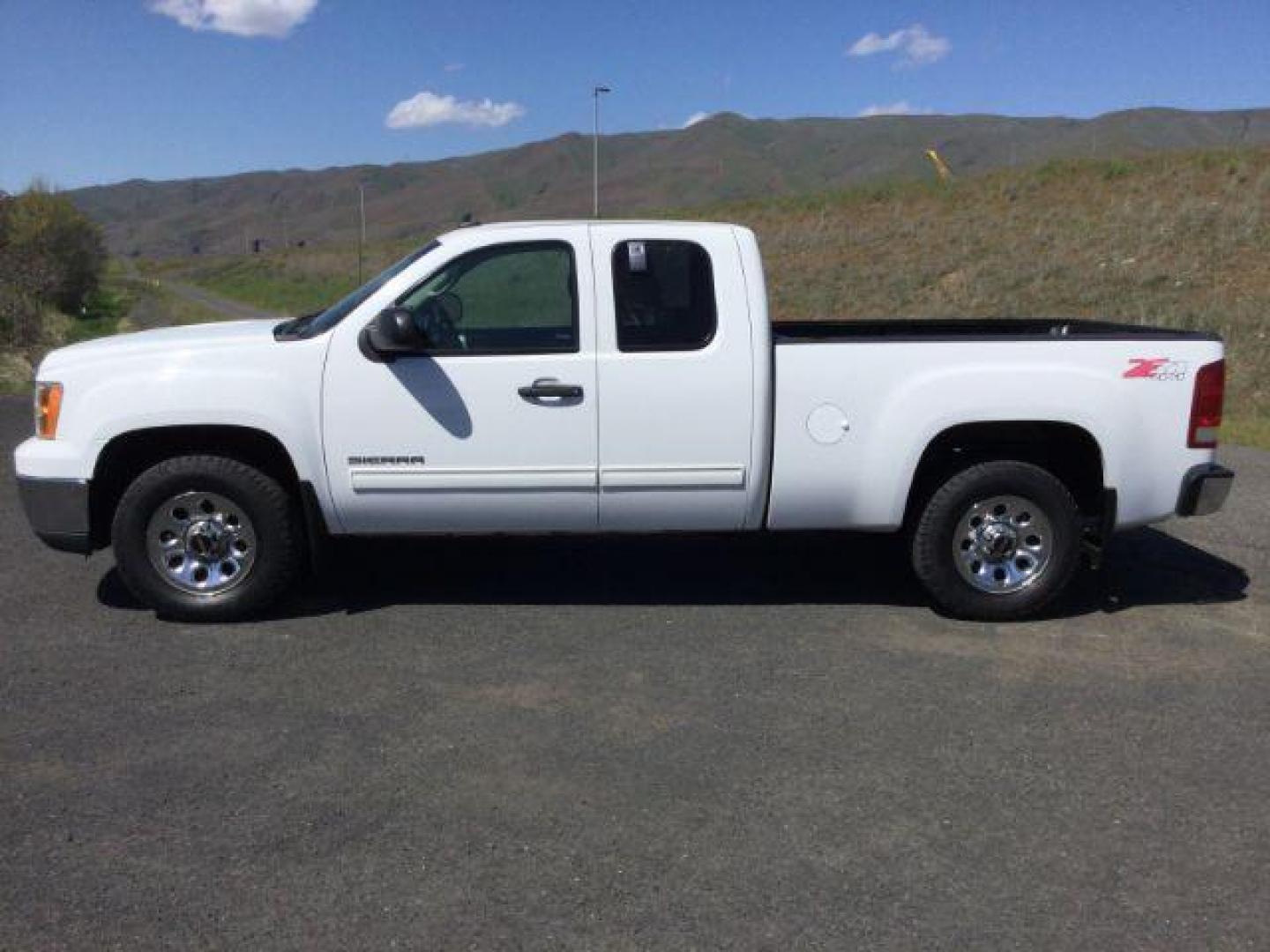 2013 Summit White /Ebony Cloth Interior GMC Sierra 1500 SLE Ext. Cab 4WD (1GTR2VE79DZ) with an 5.3L V8 OHV 16V FFV engine, 6-Speed Automatic transmission, located at 1801 Main Street, Lewiston, 83501, (208) 743-9371, 46.417065, -117.004799 - Photo#1