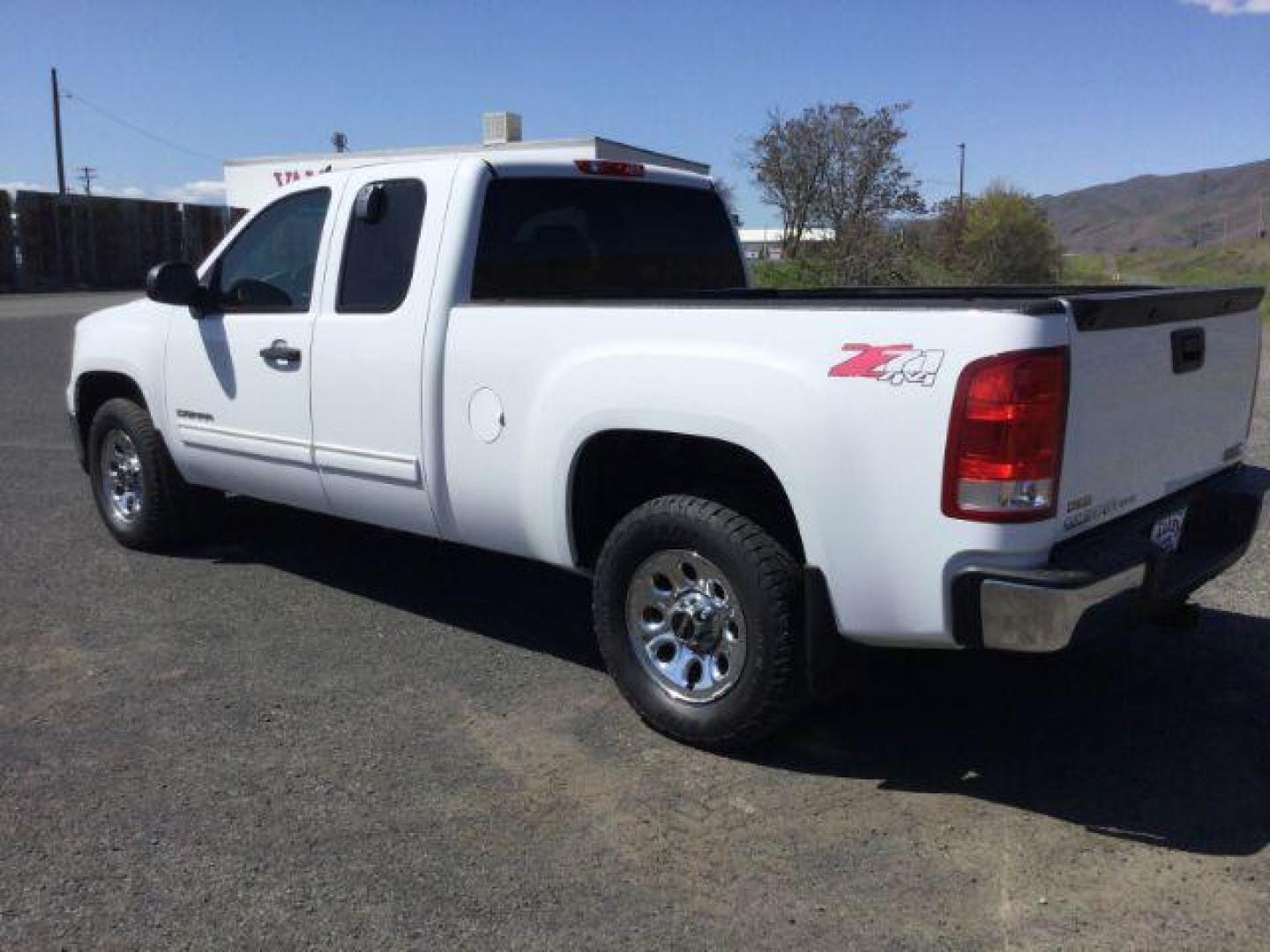 2013 Summit White /Ebony Cloth Interior GMC Sierra 1500 SLE Ext. Cab 4WD (1GTR2VE79DZ) with an 5.3L V8 OHV 16V FFV engine, 6-Speed Automatic transmission, located at 1801 Main Street, Lewiston, 83501, (208) 743-9371, 46.417065, -117.004799 - Photo#2