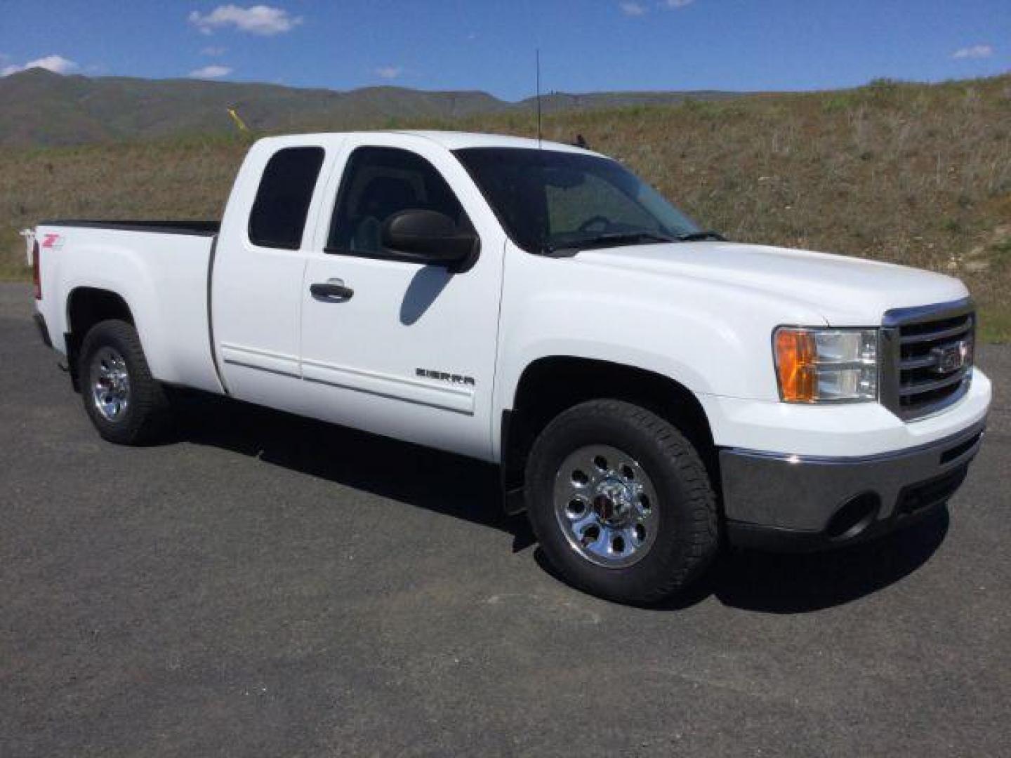 2013 Summit White /Ebony Cloth Interior GMC Sierra 1500 SLE Ext. Cab 4WD (1GTR2VE79DZ) with an 5.3L V8 OHV 16V FFV engine, 6-Speed Automatic transmission, located at 1801 Main Street, Lewiston, 83501, (208) 743-9371, 46.417065, -117.004799 - Photo#6