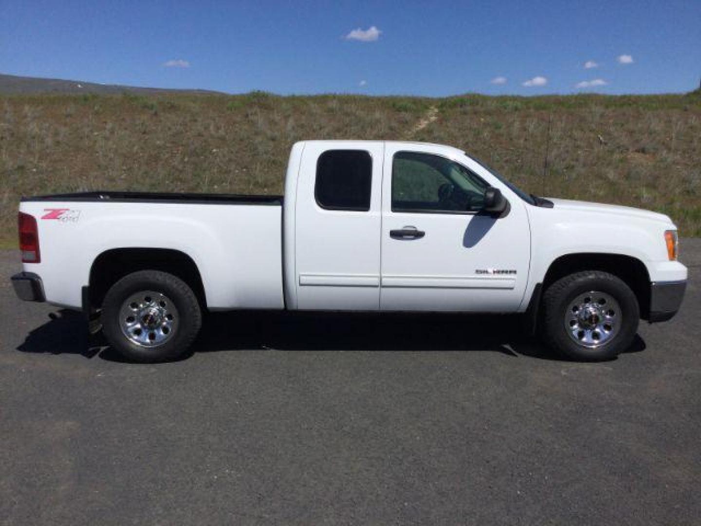 2013 Summit White /Ebony Cloth Interior GMC Sierra 1500 SLE Ext. Cab 4WD (1GTR2VE79DZ) with an 5.3L V8 OHV 16V FFV engine, 6-Speed Automatic transmission, located at 1801 Main Street, Lewiston, 83501, (208) 743-9371, 46.417065, -117.004799 - Photo#7