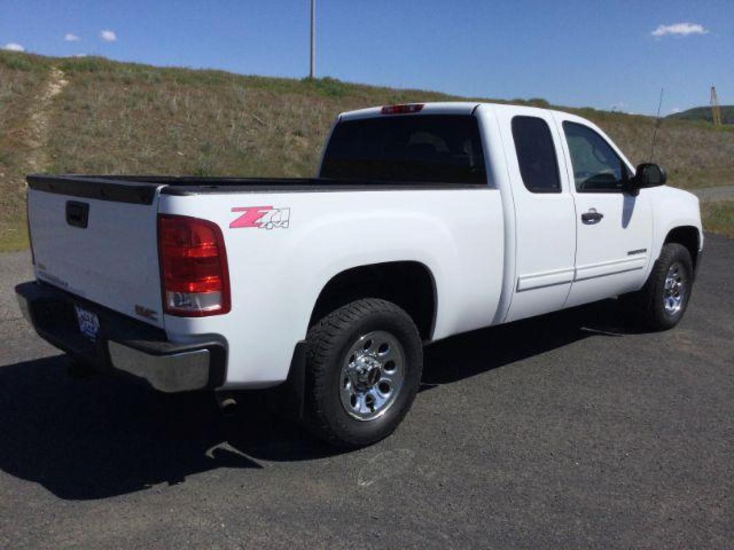 2013 Summit White /Ebony Cloth Interior GMC Sierra 1500 SLE Ext. Cab 4WD (1GTR2VE79DZ) with an 5.3L V8 OHV 16V FFV engine, 6-Speed Automatic transmission, located at 1801 Main Street, Lewiston, 83501, (208) 743-9371, 46.417065, -117.004799 - Photo#8