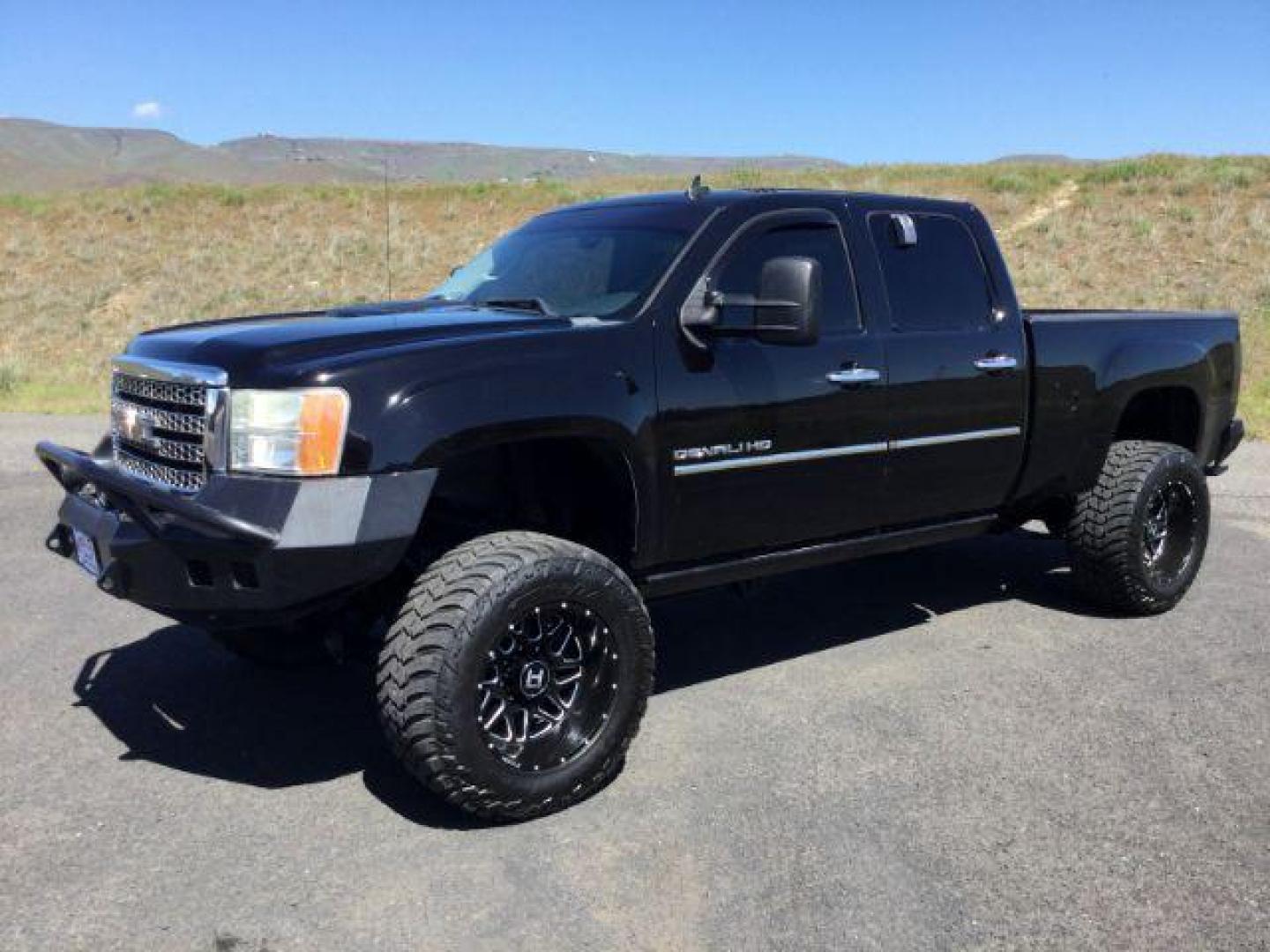 2011 Onyx Black /Ebony Leather Interior GMC Sierra 2500HD Denali Crew Cab 4WD (1GT125C88BF) with an 6.6L V8 OHV 32V TURBO DIESEL engine, 6-Speed Automatic transmission, located at 1801 Main Street, Lewiston, 83501, (208) 743-9371, 46.417065, -117.004799 - Photo#0