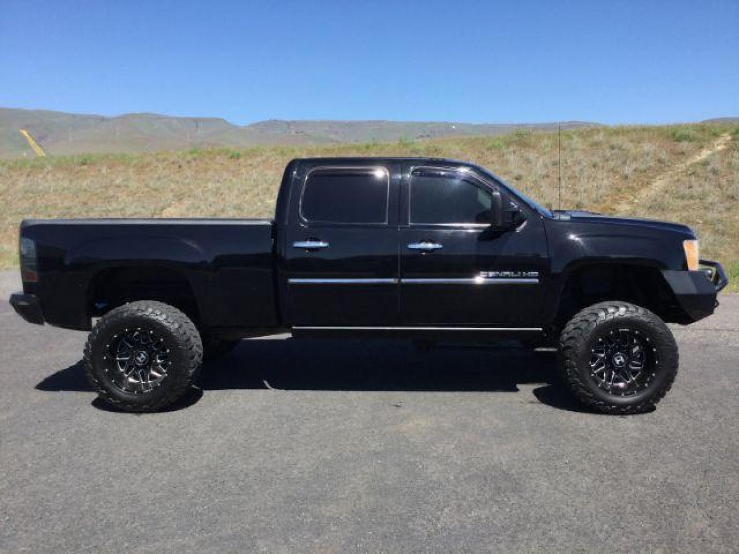 2011 Onyx Black /Ebony Leather Interior GMC Sierra 2500HD Denali Crew Cab 4WD (1GT125C88BF) with an 6.6L V8 OHV 32V TURBO DIESEL engine, 6-Speed Automatic transmission, located at 1801 Main Street, Lewiston, 83501, (208) 743-9371, 46.417065, -117.004799 - Photo#10