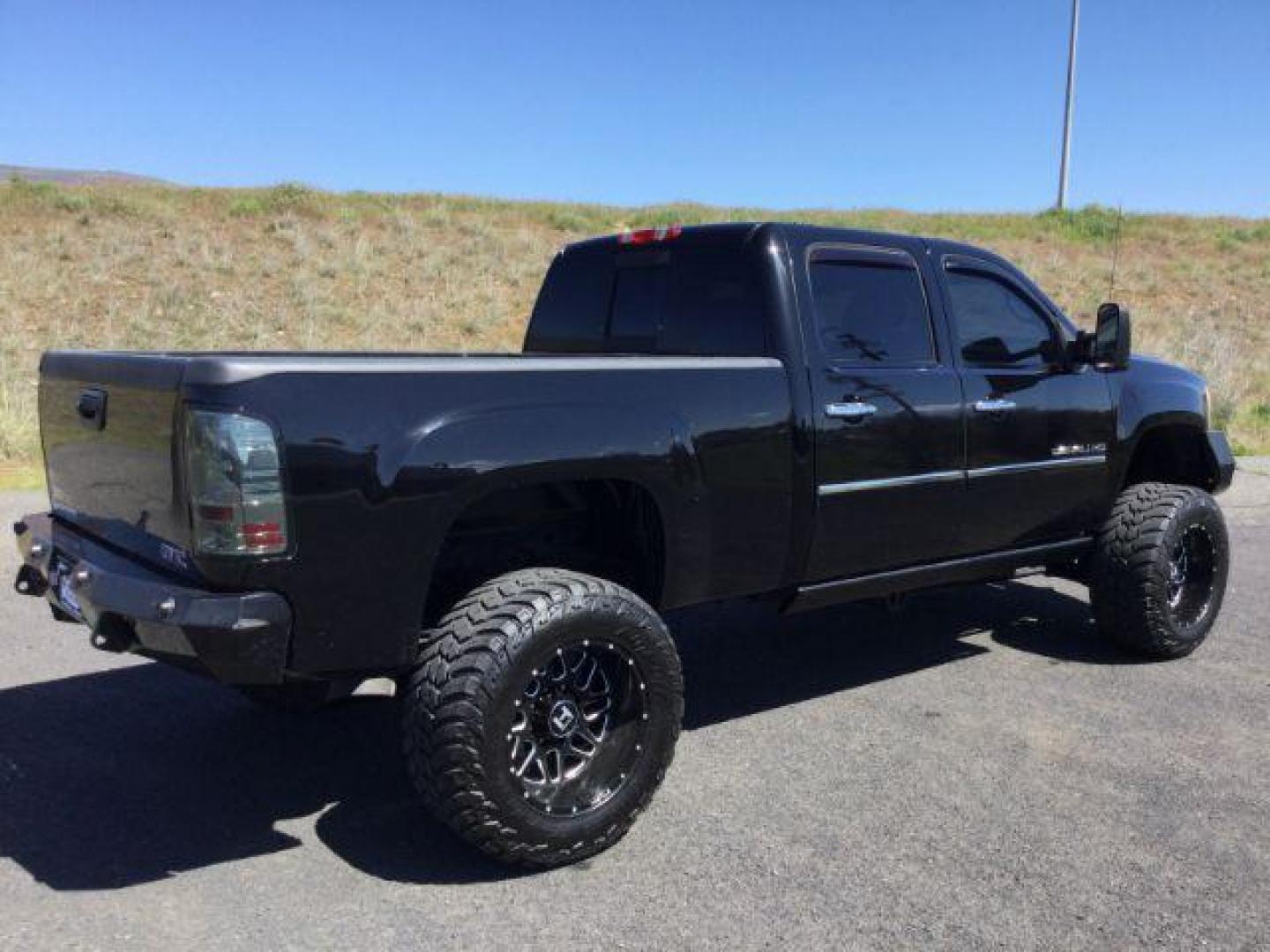 2011 Onyx Black /Ebony Leather Interior GMC Sierra 2500HD Denali Crew Cab 4WD (1GT125C88BF) with an 6.6L V8 OHV 32V TURBO DIESEL engine, 6-Speed Automatic transmission, located at 1801 Main Street, Lewiston, 83501, (208) 743-9371, 46.417065, -117.004799 - Photo#11