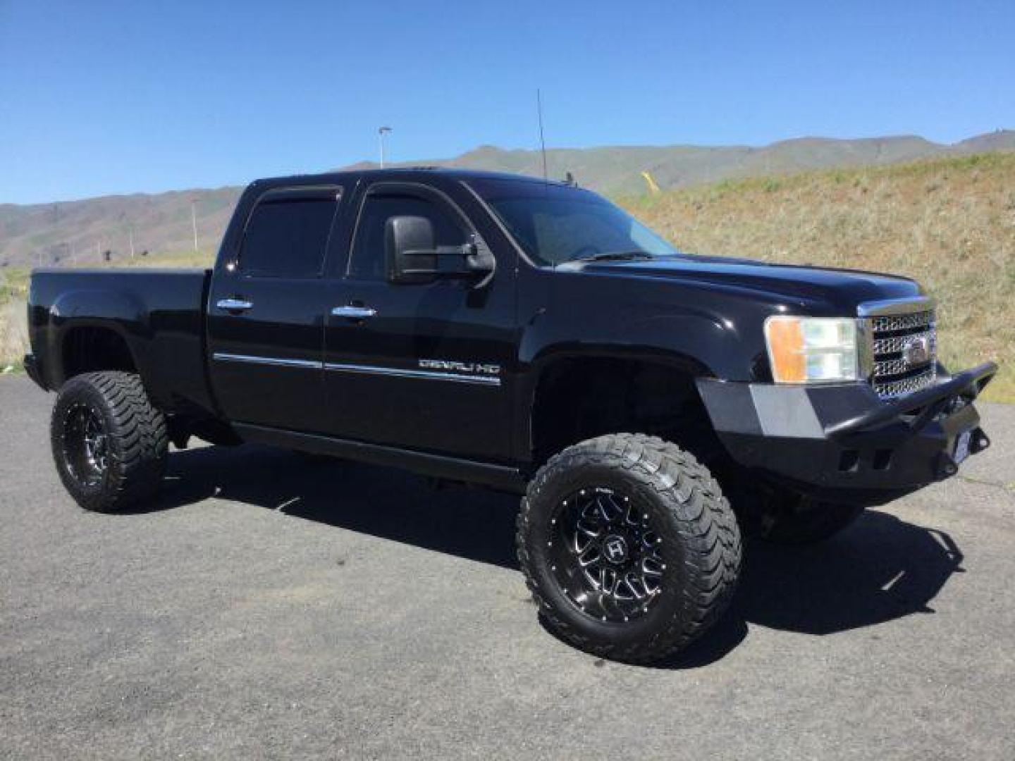 2011 Onyx Black /Ebony Leather Interior GMC Sierra 2500HD Denali Crew Cab 4WD (1GT125C88BF) with an 6.6L V8 OHV 32V TURBO DIESEL engine, 6-Speed Automatic transmission, located at 1801 Main Street, Lewiston, 83501, (208) 743-9371, 46.417065, -117.004799 - Photo#12