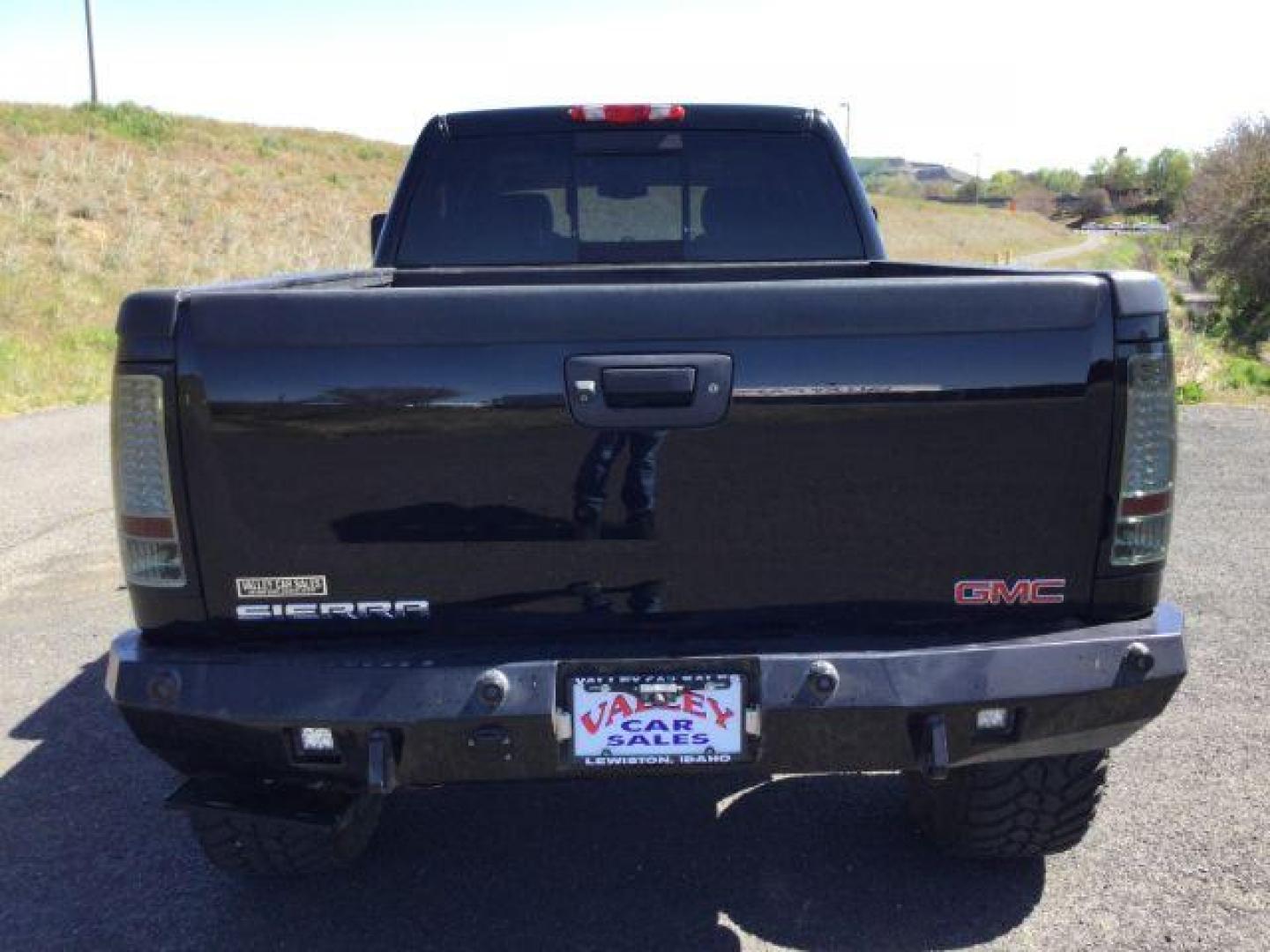 2011 Onyx Black /Ebony Leather Interior GMC Sierra 2500HD Denali Crew Cab 4WD (1GT125C88BF) with an 6.6L V8 OHV 32V TURBO DIESEL engine, 6-Speed Automatic transmission, located at 1801 Main Street, Lewiston, 83501, (208) 743-9371, 46.417065, -117.004799 - Photo#16