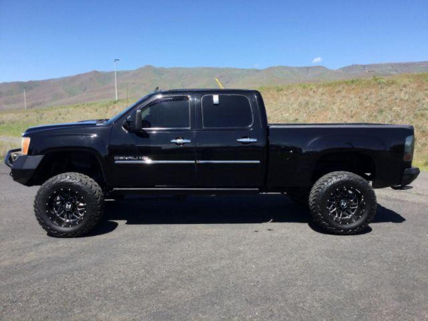 2011 Onyx Black /Ebony Leather Interior GMC Sierra 2500HD Denali Crew Cab 4WD (1GT125C88BF) with an 6.6L V8 OHV 32V TURBO DIESEL engine, 6-Speed Automatic transmission, located at 1801 Main Street, Lewiston, 83501, (208) 743-9371, 46.417065, -117.004799 - Photo#1