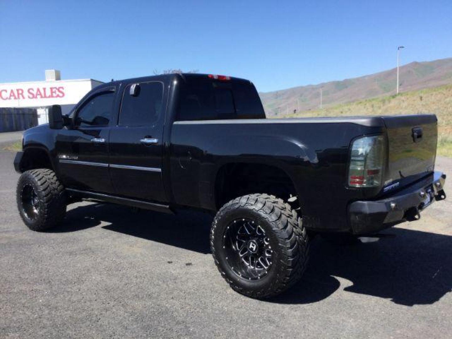 2011 Onyx Black /Ebony Leather Interior GMC Sierra 2500HD Denali Crew Cab 4WD (1GT125C88BF) with an 6.6L V8 OHV 32V TURBO DIESEL engine, 6-Speed Automatic transmission, located at 1801 Main Street, Lewiston, 83501, (208) 743-9371, 46.417065, -117.004799 - Photo#2