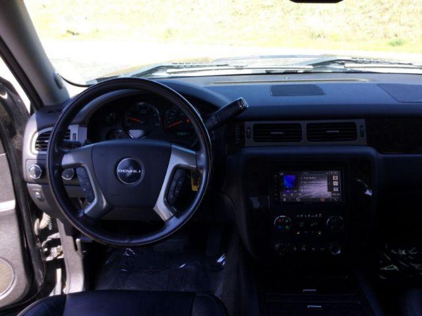 2011 Onyx Black /Ebony Leather Interior GMC Sierra 2500HD Denali Crew Cab 4WD (1GT125C88BF) with an 6.6L V8 OHV 32V TURBO DIESEL engine, 6-Speed Automatic transmission, located at 1801 Main Street, Lewiston, 83501, (208) 743-9371, 46.417065, -117.004799 - Photo#6