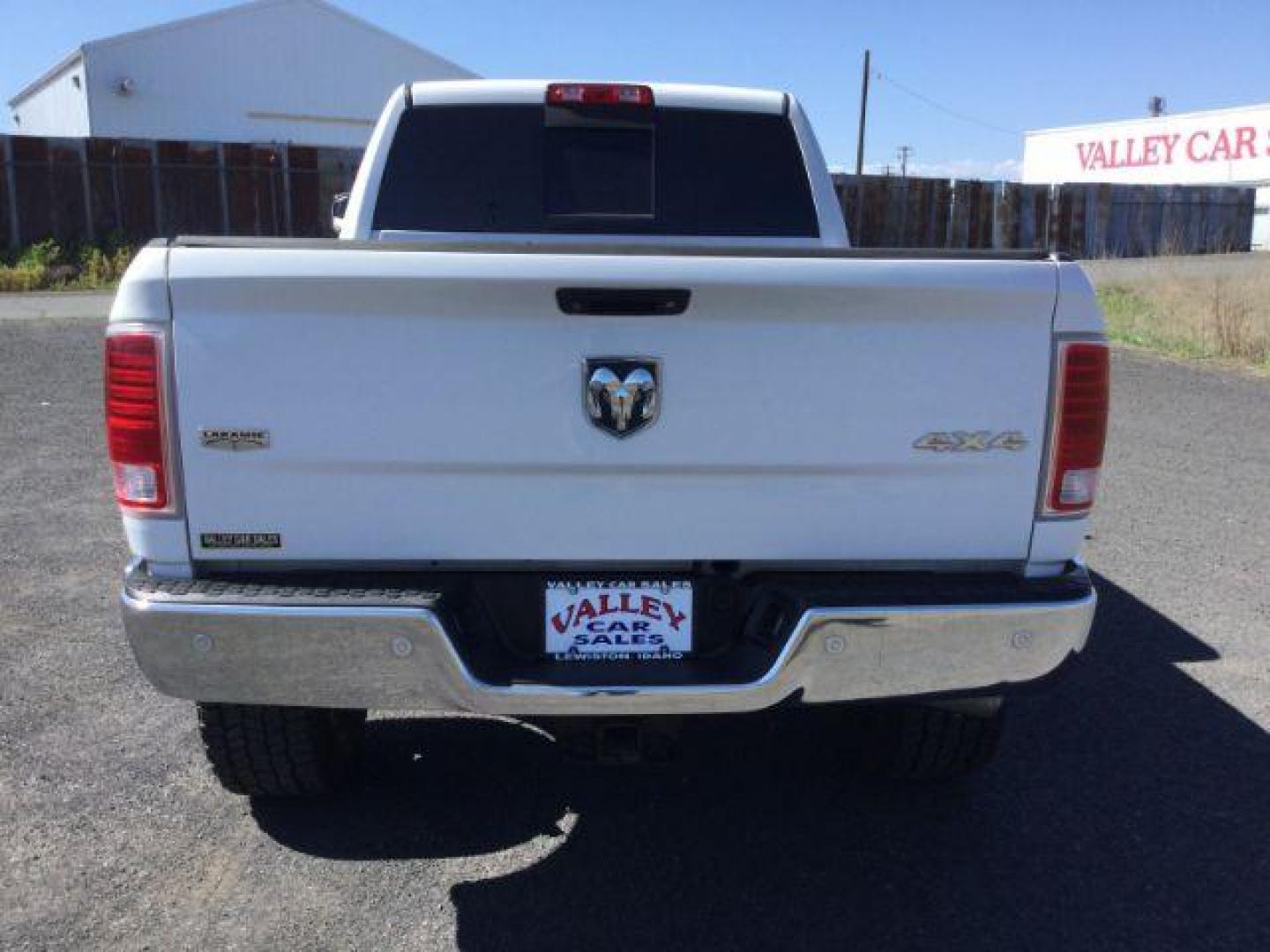 2016 Bright White Clear Coat/Bright Silver Metallic Cle /Black, leather RAM 2500 Laramie Crew Cab SWB 4WD (3C6UR5FL3GG) with an 6.7L L6 OHV 24V TURBO DIESEL engine, 6-Speed Automatic transmission, located at 1801 Main Street, Lewiston, 83501, (208) 743-9371, 46.417065, -117.004799 - Photo#10