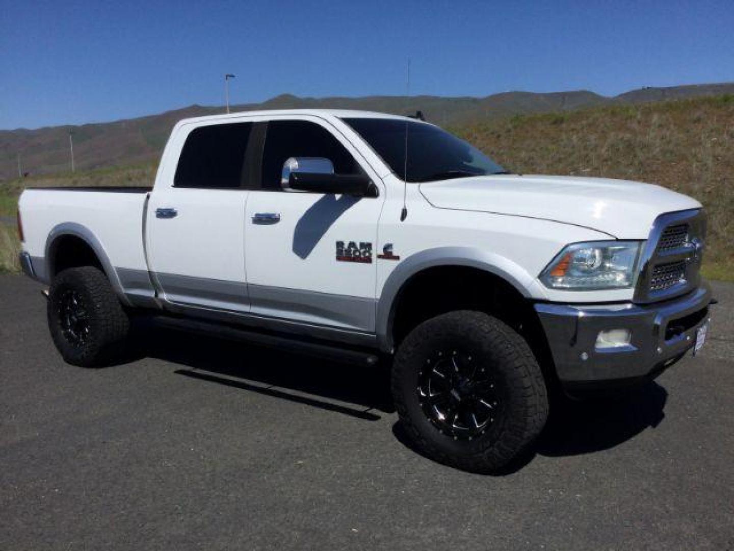 2016 Bright White Clear Coat/Bright Silver Metallic Cle /Black, leather RAM 2500 Laramie Crew Cab SWB 4WD (3C6UR5FL3GG) with an 6.7L L6 OHV 24V TURBO DIESEL engine, 6-Speed Automatic transmission, located at 1801 Main Street, Lewiston, 83501, (208) 743-9371, 46.417065, -117.004799 - Photo#14