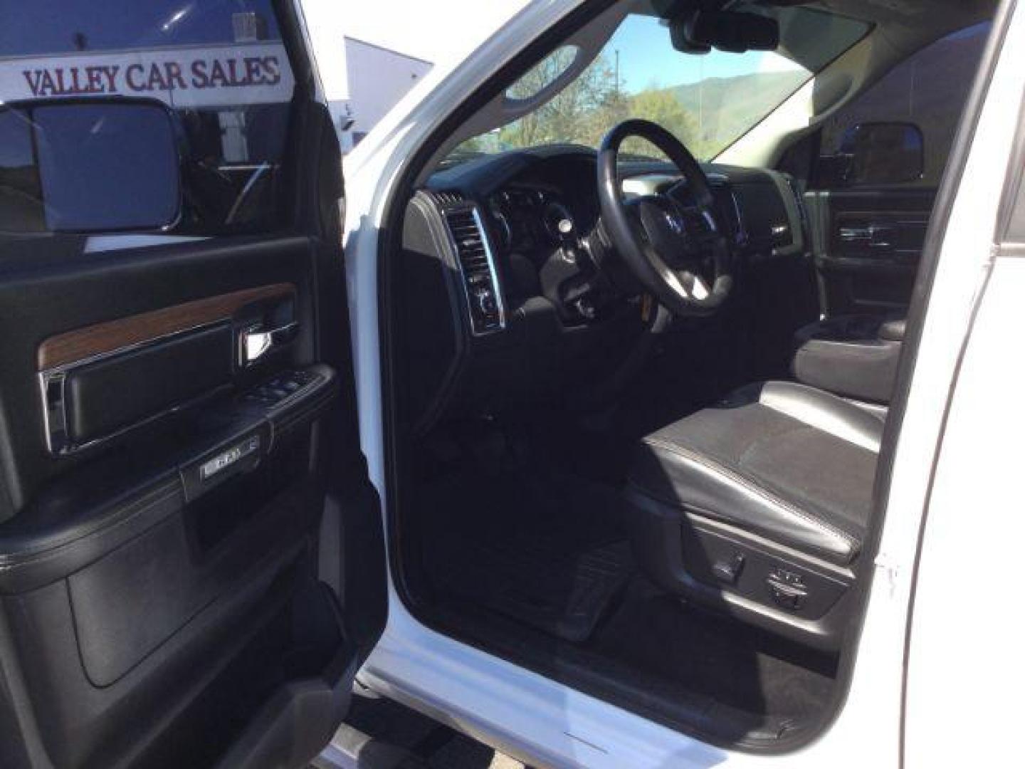 2016 Bright White Clear Coat/Bright Silver Metallic Cle /Black, leather RAM 2500 Laramie Crew Cab SWB 4WD (3C6UR5FL3GG) with an 6.7L L6 OHV 24V TURBO DIESEL engine, 6-Speed Automatic transmission, located at 1801 Main Street, Lewiston, 83501, (208) 743-9371, 46.417065, -117.004799 - Photo#3