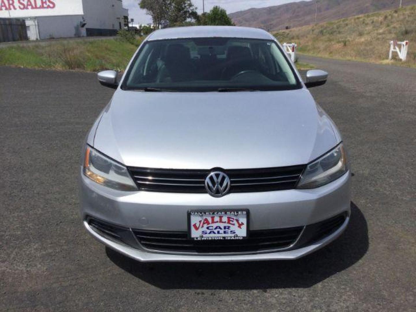 2013 Moonrock Silver Metallic /Titan Black Volkswagen Jetta SE (3VWDP7AJ4DM) with an 2.5L L5 DOHC 20V engine, 6-Speed Automatic transmission, located at 1801 Main Street, Lewiston, 83501, (208) 743-9371, 46.417065, -117.004799 - Photo#9