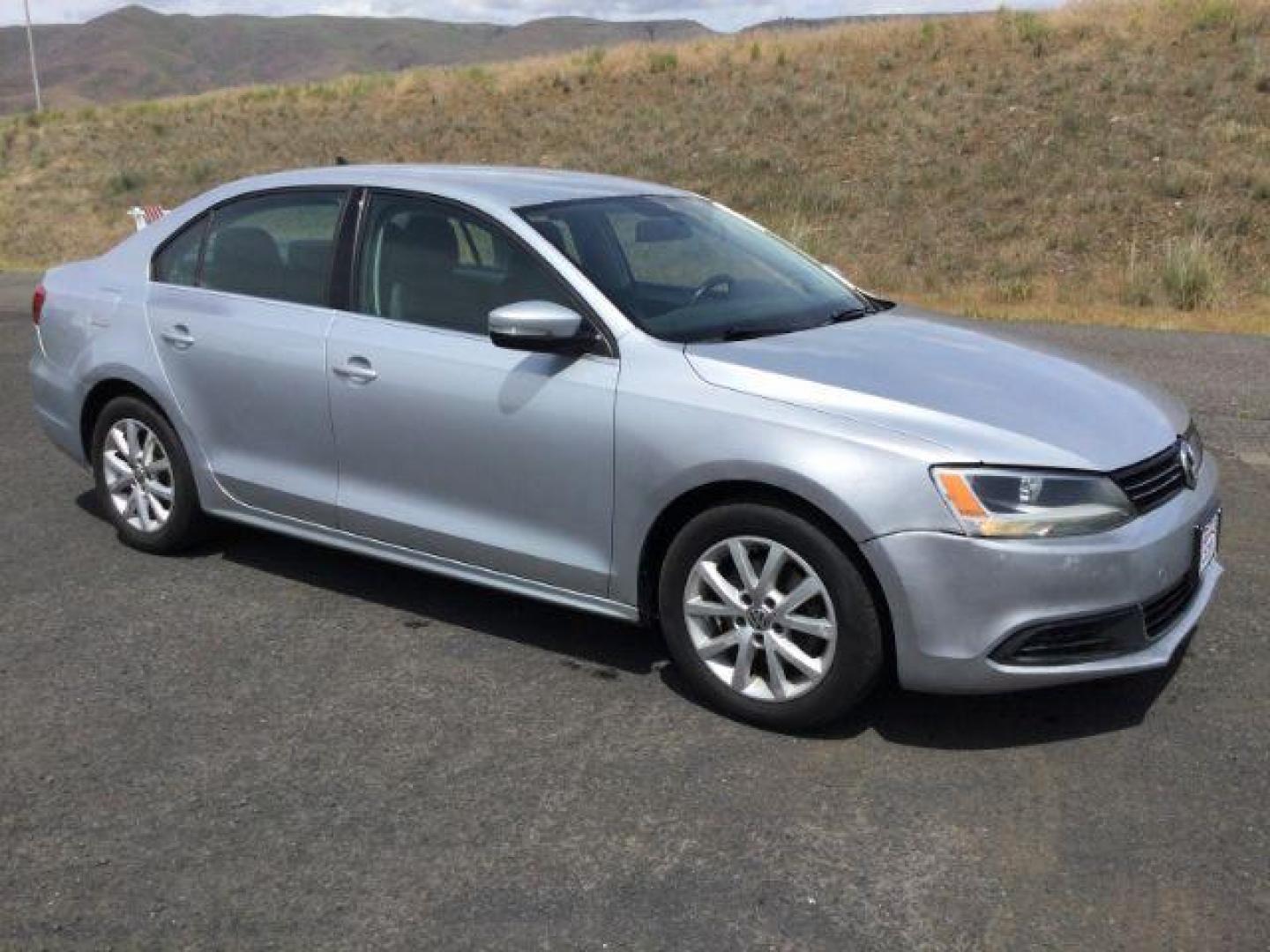 2013 Moonrock Silver Metallic /Titan Black Volkswagen Jetta SE (3VWDP7AJ4DM) with an 2.5L L5 DOHC 20V engine, 6-Speed Automatic transmission, located at 1801 Main Street, Lewiston, 83501, (208) 743-9371, 46.417065, -117.004799 - Photo#10