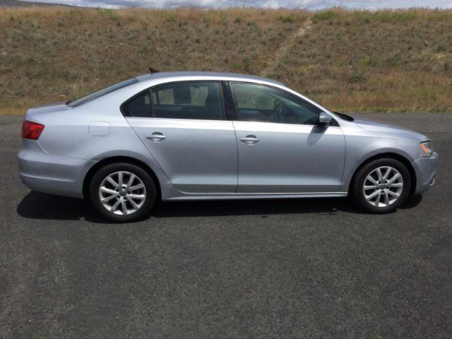 2013 Moonrock Silver Metallic /Titan Black Volkswagen Jetta SE (3VWDP7AJ4DM) with an 2.5L L5 DOHC 20V engine, 6-Speed Automatic transmission, located at 1801 Main Street, Lewiston, 83501, (208) 743-9371, 46.417065, -117.004799 - Photo#11