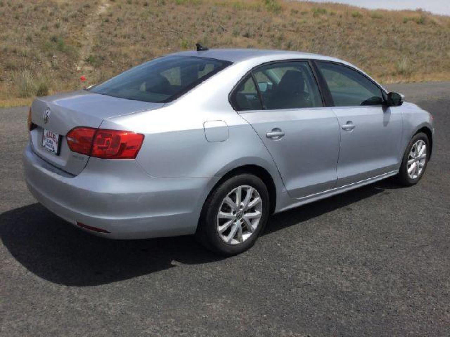 2013 Moonrock Silver Metallic /Titan Black Volkswagen Jetta SE (3VWDP7AJ4DM) with an 2.5L L5 DOHC 20V engine, 6-Speed Automatic transmission, located at 1801 Main Street, Lewiston, 83501, (208) 743-9371, 46.417065, -117.004799 - Photo#12