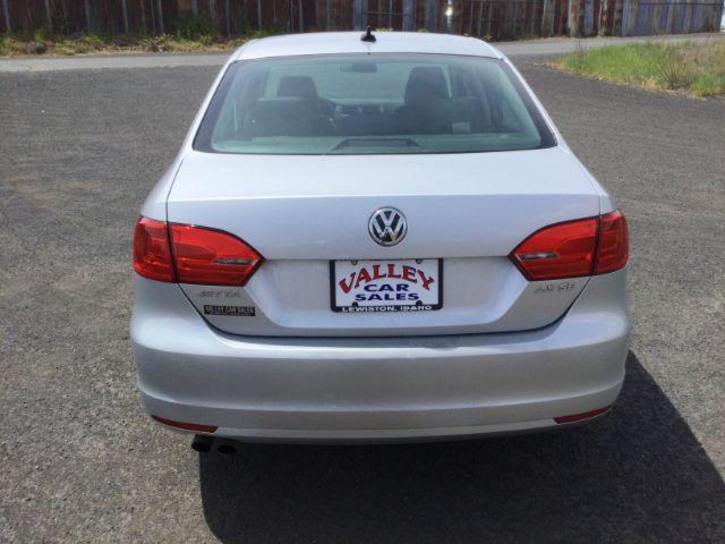 2013 Moonrock Silver Metallic /Titan Black Volkswagen Jetta SE (3VWDP7AJ4DM) with an 2.5L L5 DOHC 20V engine, 6-Speed Automatic transmission, located at 1801 Main Street, Lewiston, 83501, (208) 743-9371, 46.417065, -117.004799 - Photo#17