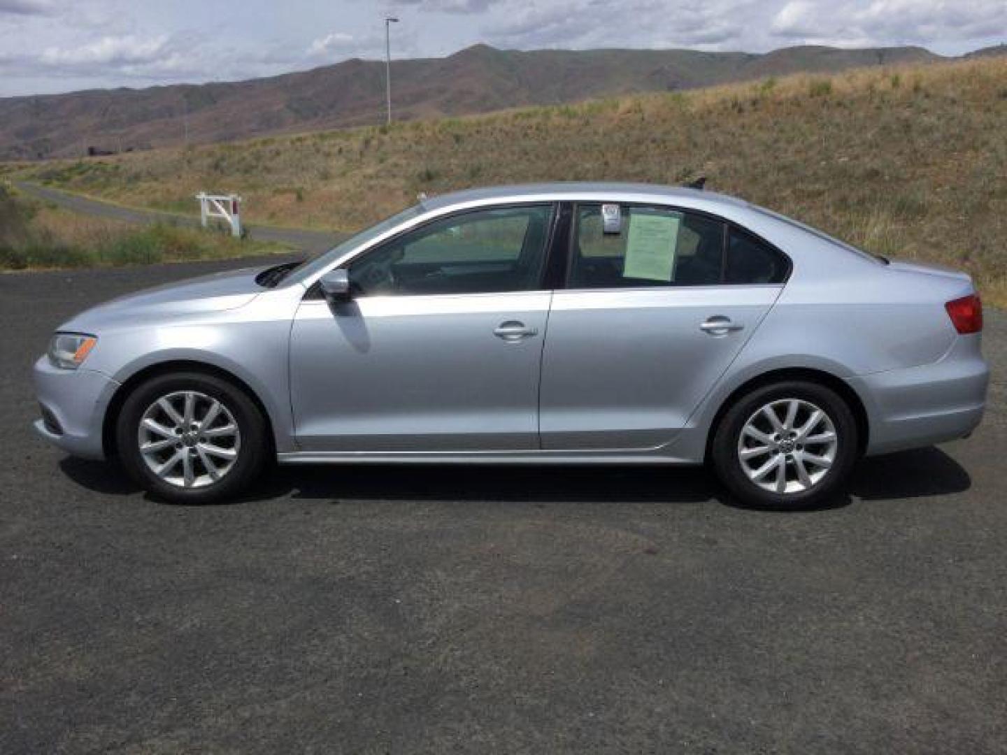 2013 Moonrock Silver Metallic /Titan Black Volkswagen Jetta SE (3VWDP7AJ4DM) with an 2.5L L5 DOHC 20V engine, 6-Speed Automatic transmission, located at 1801 Main Street, Lewiston, 83501, (208) 743-9371, 46.417065, -117.004799 - Photo#1