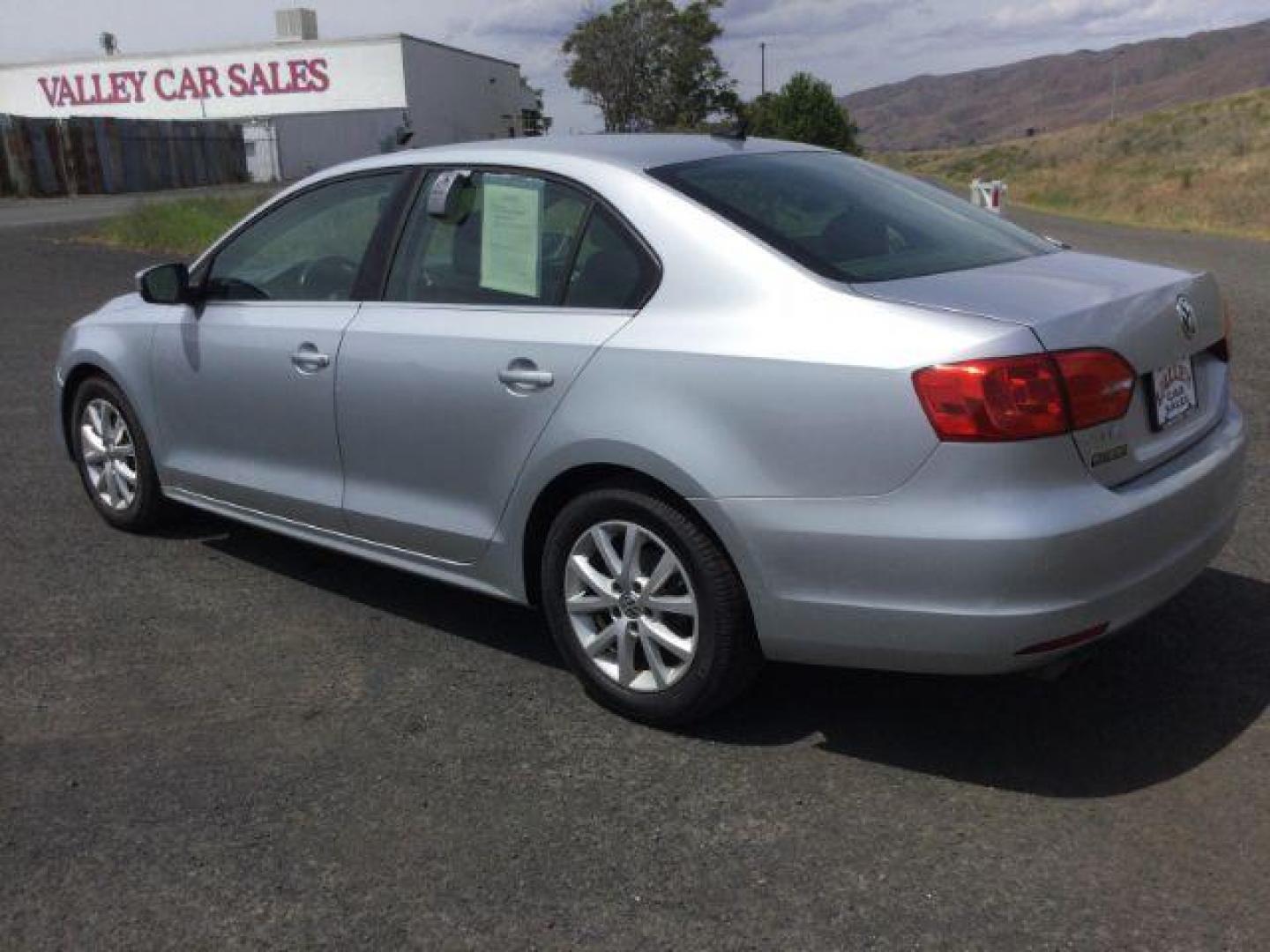 2013 Moonrock Silver Metallic /Titan Black Volkswagen Jetta SE (3VWDP7AJ4DM) with an 2.5L L5 DOHC 20V engine, 6-Speed Automatic transmission, located at 1801 Main Street, Lewiston, 83501, (208) 743-9371, 46.417065, -117.004799 - Photo#2