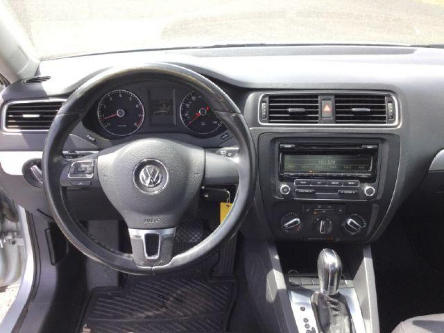 2013 Moonrock Silver Metallic /Titan Black Volkswagen Jetta SE (3VWDP7AJ4DM) with an 2.5L L5 DOHC 20V engine, 6-Speed Automatic transmission, located at 1801 Main Street, Lewiston, 83501, (208) 743-9371, 46.417065, -117.004799 - Photo#7