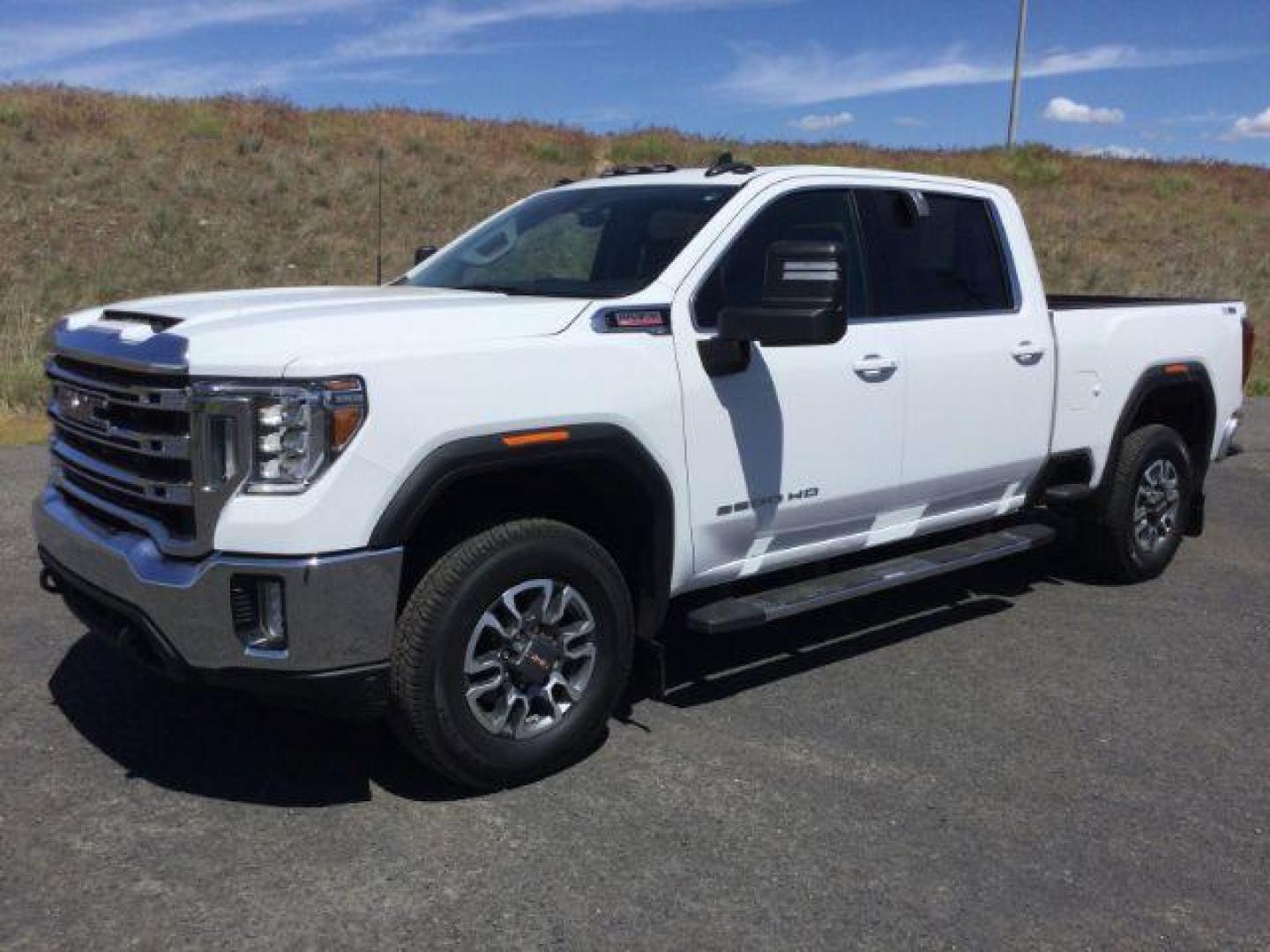 2021 Summit White /Jet Black GMC Sierra 2500HD SLE Crew Cab 4WD (1GT49MEY5MF) with an 6.6L V8 OHV 16 DIESEL engine, 10 Speed Automatic transmission, located at 1801 Main Street, Lewiston, 83501, (208) 743-9371, 46.417065, -117.004799 - Photo#0