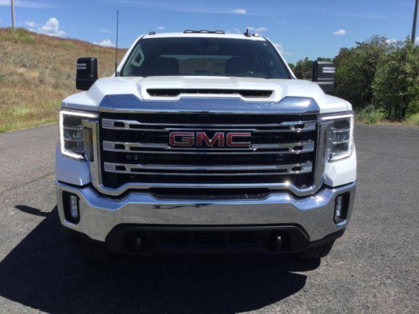 2021 Summit White /Jet Black GMC Sierra 2500HD SLE Crew Cab 4WD (1GT49MEY5MF) with an 6.6L V8 OHV 16 DIESEL engine, 10 Speed Automatic transmission, located at 1801 Main Street, Lewiston, 83501, (208) 743-9371, 46.417065, -117.004799 - Photo#12