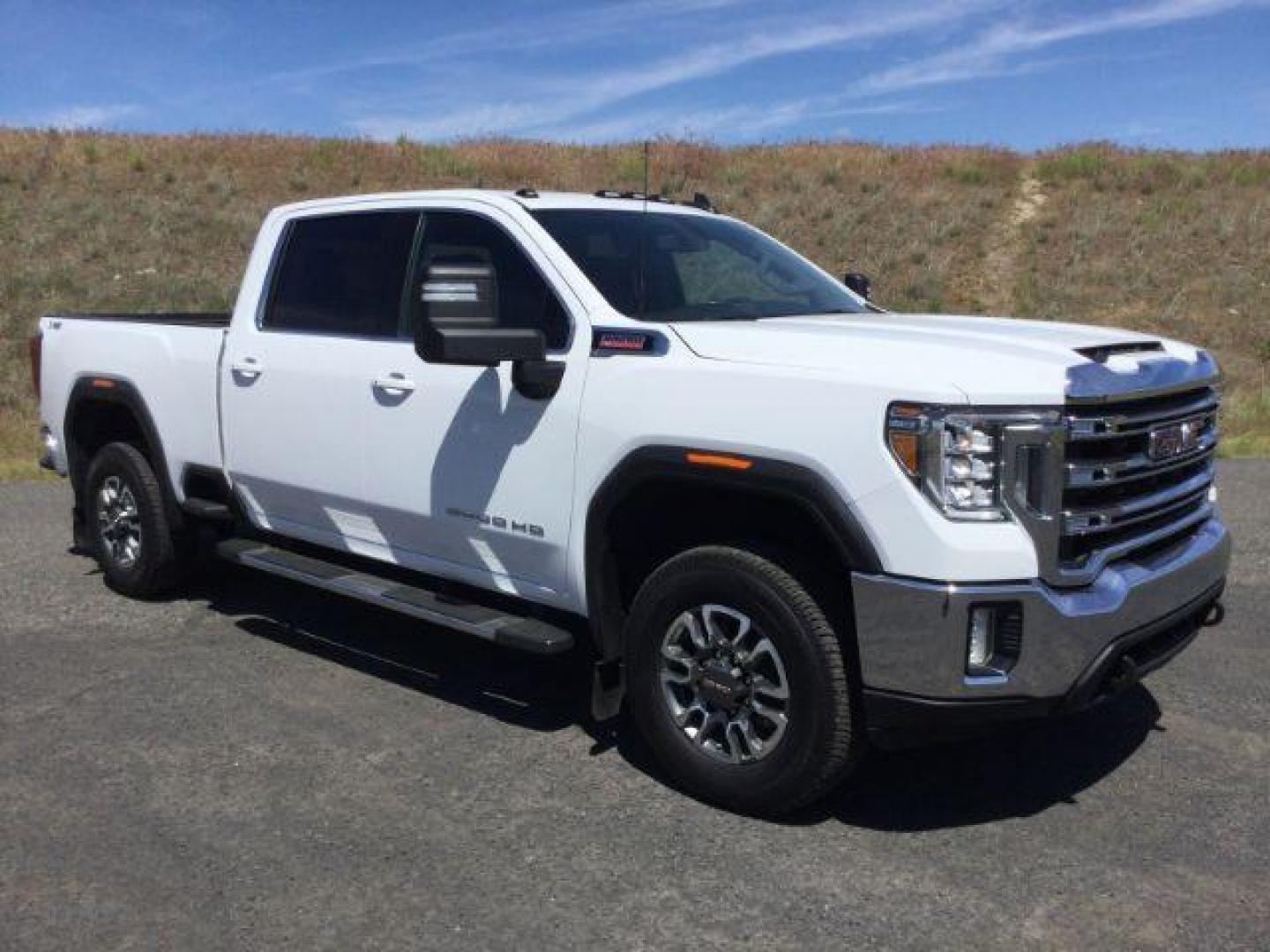 2021 Summit White /Jet Black GMC Sierra 2500HD SLE Crew Cab 4WD (1GT49MEY5MF) with an 6.6L V8 OHV 16 DIESEL engine, 10 Speed Automatic transmission, located at 1801 Main Street, Lewiston, 83501, (208) 743-9371, 46.417065, -117.004799 - Photo#13