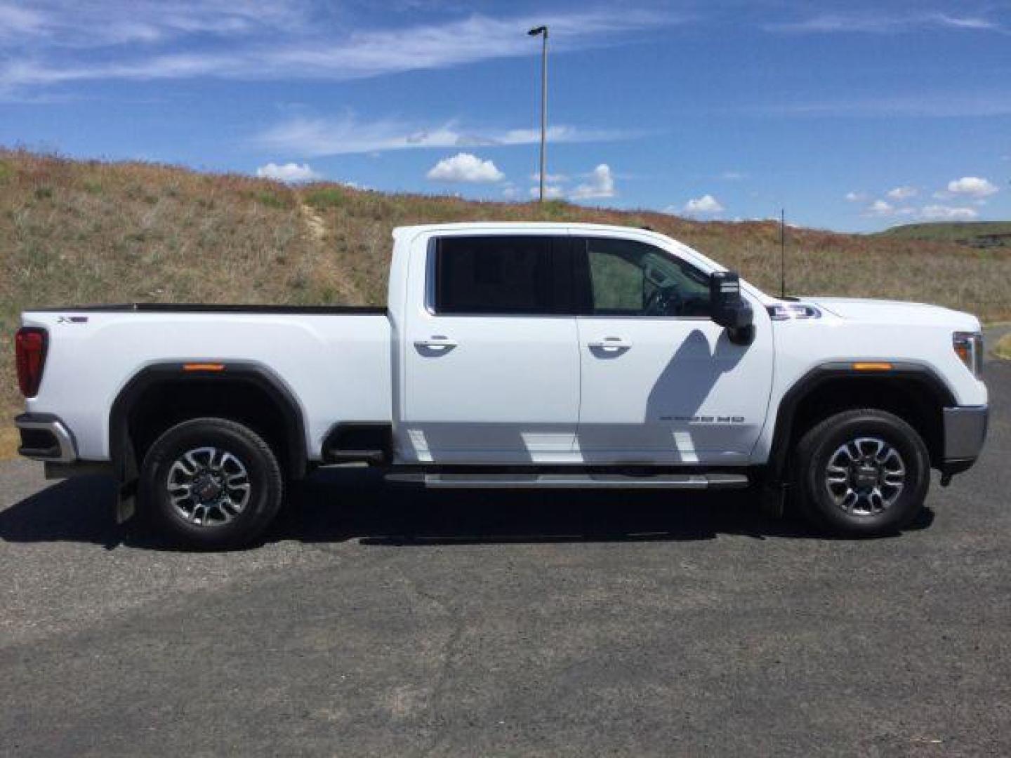 2021 Summit White /Jet Black GMC Sierra 2500HD SLE Crew Cab 4WD (1GT49MEY5MF) with an 6.6L V8 OHV 16 DIESEL engine, 10 Speed Automatic transmission, located at 1801 Main Street, Lewiston, 83501, (208) 743-9371, 46.417065, -117.004799 - Photo#14