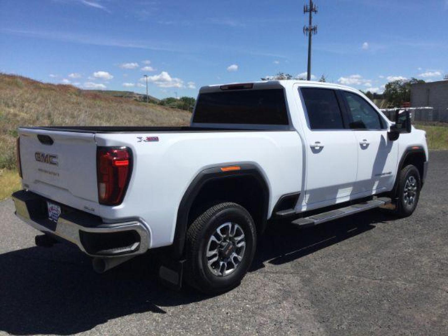 2021 Summit White /Jet Black GMC Sierra 2500HD SLE Crew Cab 4WD (1GT49MEY5MF) with an 6.6L V8 OHV 16 DIESEL engine, 10 Speed Automatic transmission, located at 1801 Main Street, Lewiston, 83501, (208) 743-9371, 46.417065, -117.004799 - Photo#15