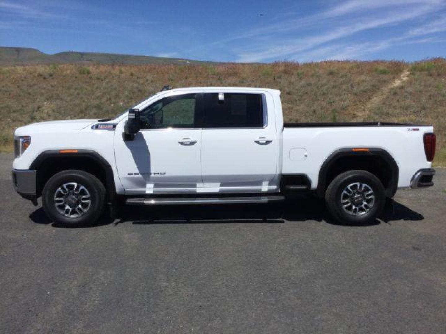 2021 Summit White /Jet Black GMC Sierra 2500HD SLE Crew Cab 4WD (1GT49MEY5MF) with an 6.6L V8 OHV 16 DIESEL engine, 10 Speed Automatic transmission, located at 1801 Main Street, Lewiston, 83501, (208) 743-9371, 46.417065, -117.004799 - Photo#1