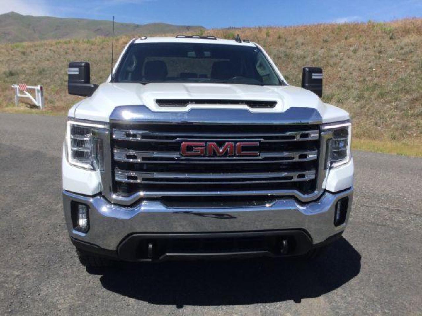 2021 Summit White /Jet Black GMC Sierra 2500HD SLE Crew Cab 4WD (1GT49MEY5MF) with an 6.6L V8 OHV 16 DIESEL engine, 10 Speed Automatic transmission, located at 1801 Main Street, Lewiston, 83501, (208) 743-9371, 46.417065, -117.004799 - Photo#22