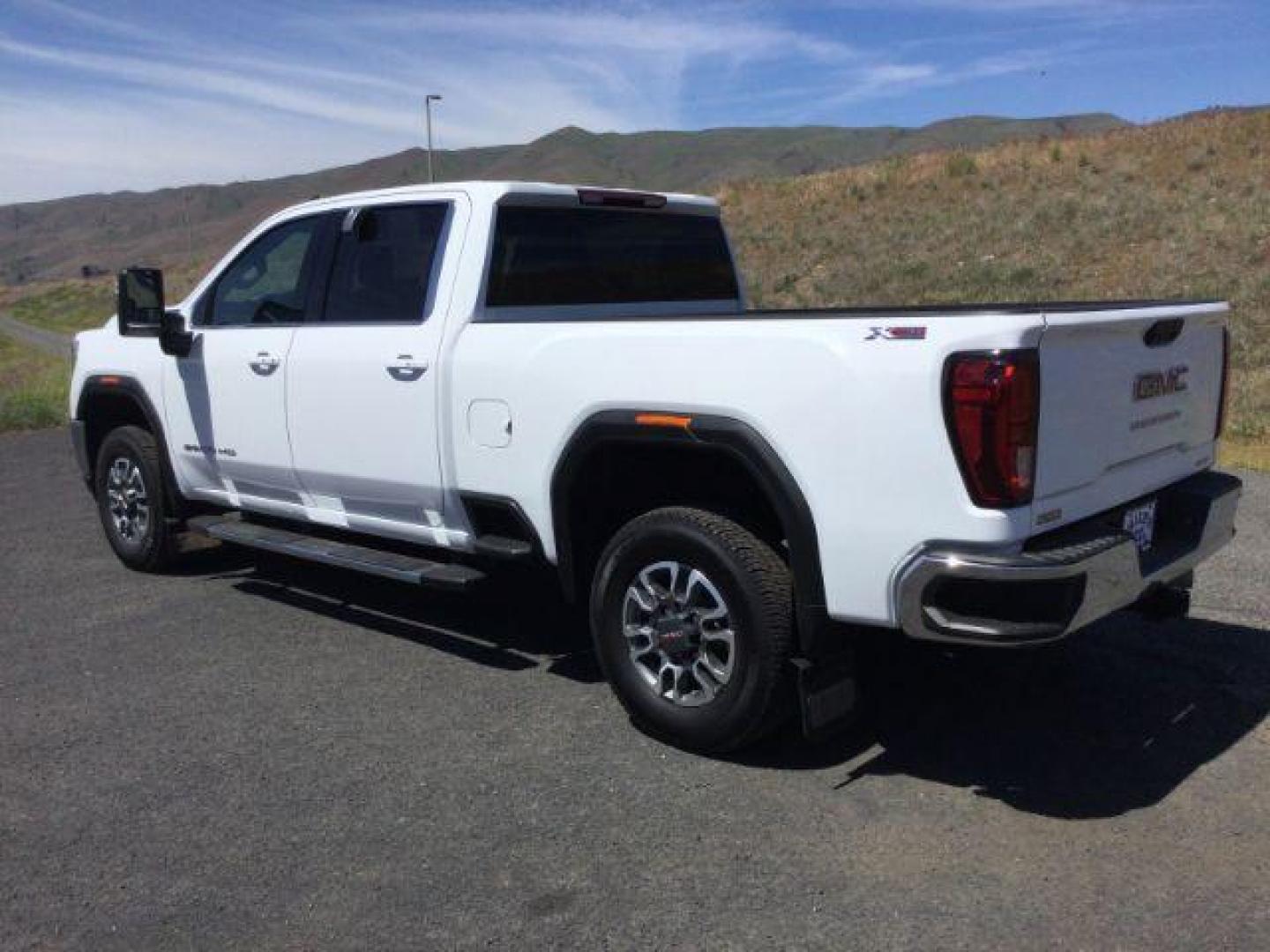 2021 Summit White /Jet Black GMC Sierra 2500HD SLE Crew Cab 4WD (1GT49MEY5MF) with an 6.6L V8 OHV 16 DIESEL engine, 10 Speed Automatic transmission, located at 1801 Main Street, Lewiston, 83501, (208) 743-9371, 46.417065, -117.004799 - Photo#2