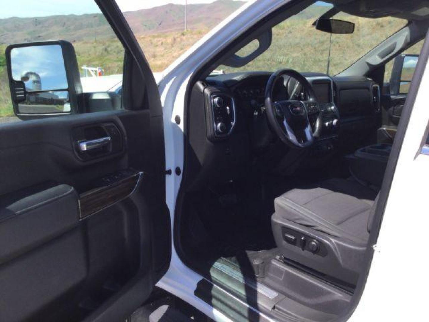 2021 Summit White /Jet Black GMC Sierra 2500HD SLE Crew Cab 4WD (1GT49MEY5MF) with an 6.6L V8 OHV 16 DIESEL engine, 10 Speed Automatic transmission, located at 1801 Main Street, Lewiston, 83501, (208) 743-9371, 46.417065, -117.004799 - Photo#4