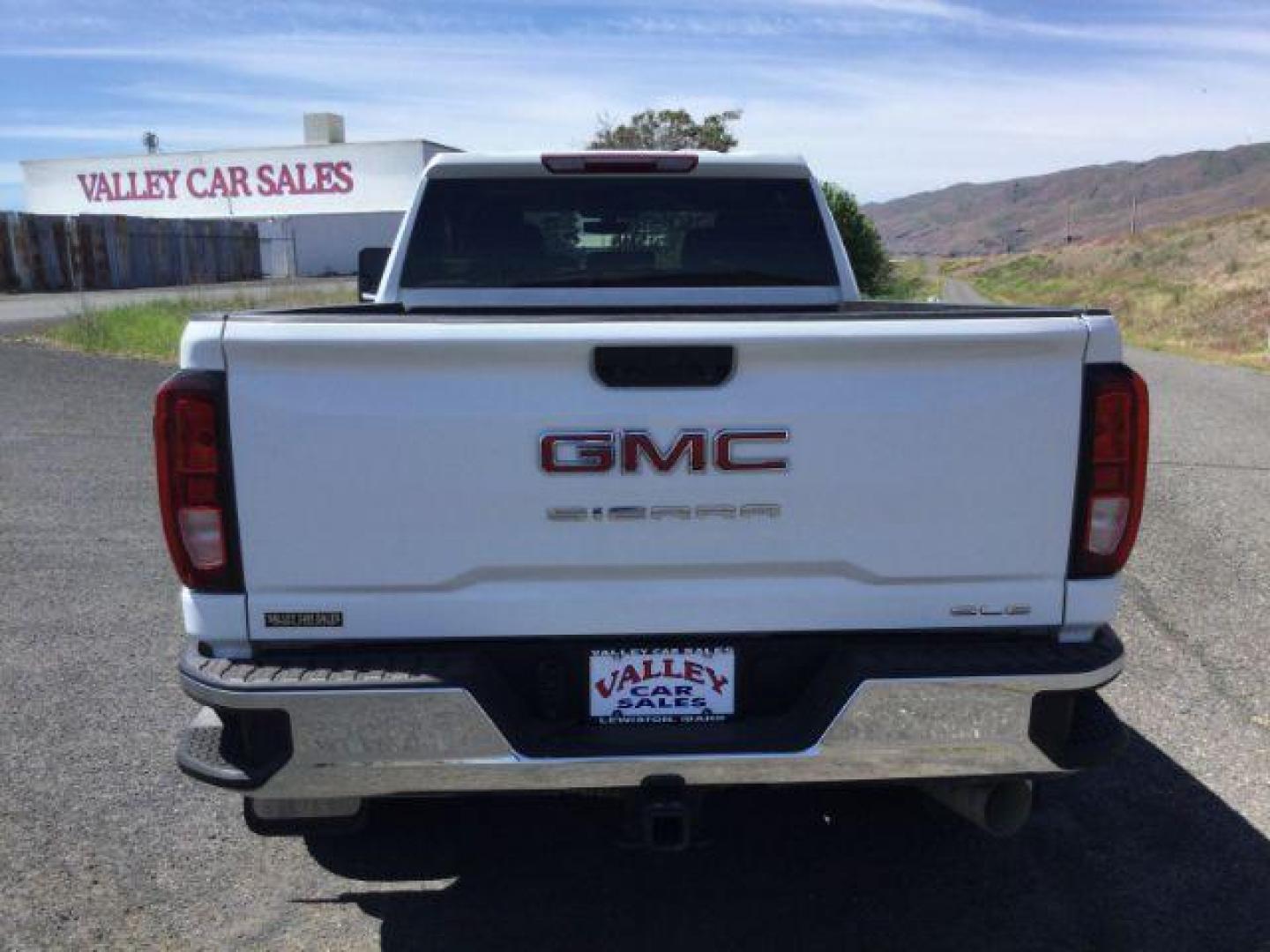 2021 Summit White /Jet Black GMC Sierra 2500HD SLE Crew Cab 4WD (1GT49MEY5MF) with an 6.6L V8 OHV 16 DIESEL engine, 10 Speed Automatic transmission, located at 1801 Main Street, Lewiston, 83501, (208) 743-9371, 46.417065, -117.004799 - Photo#6